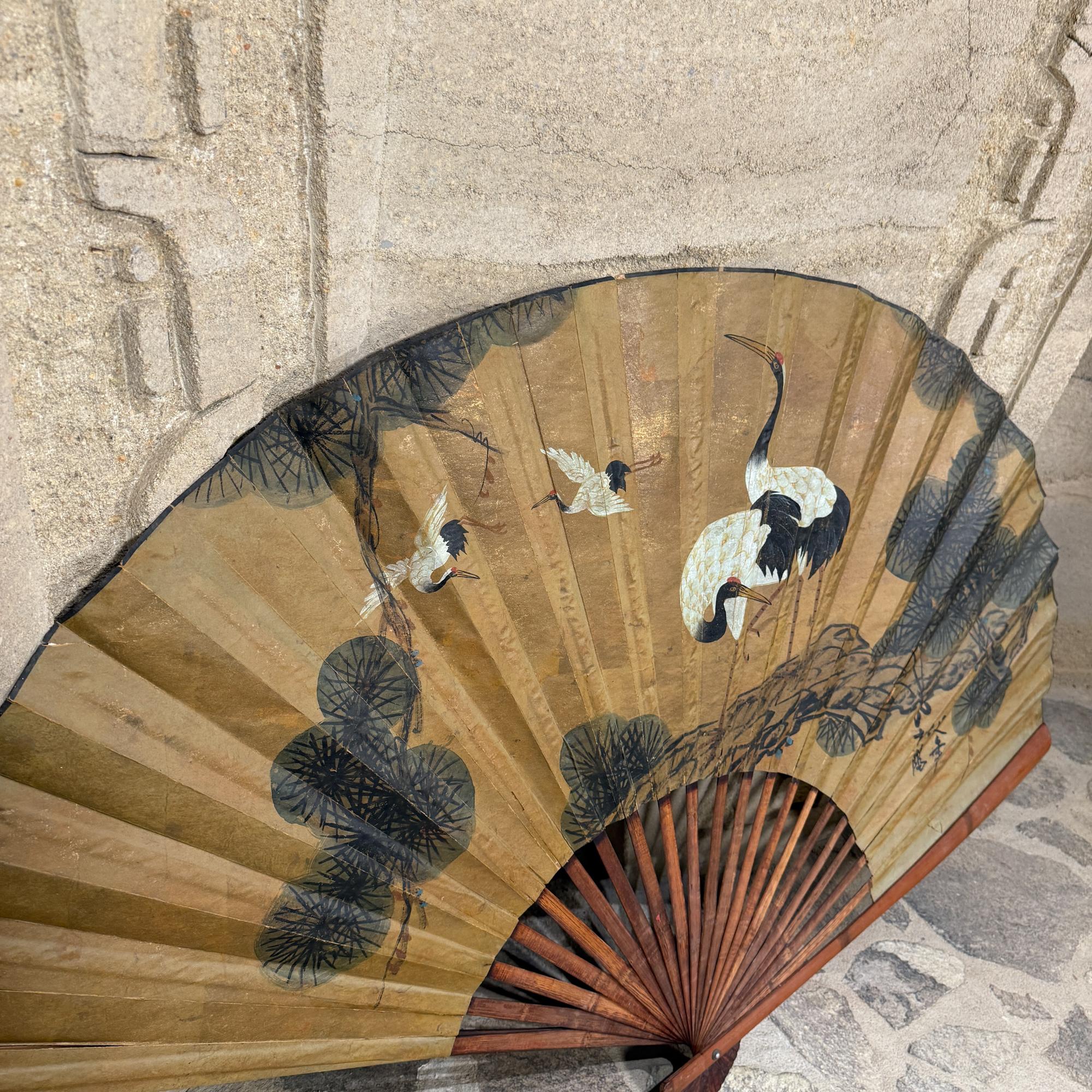 Monumentale Extra große asiatische chinesische vergoldete handgemalte Faltung Fächer Kunst (Chinesisch) im Angebot