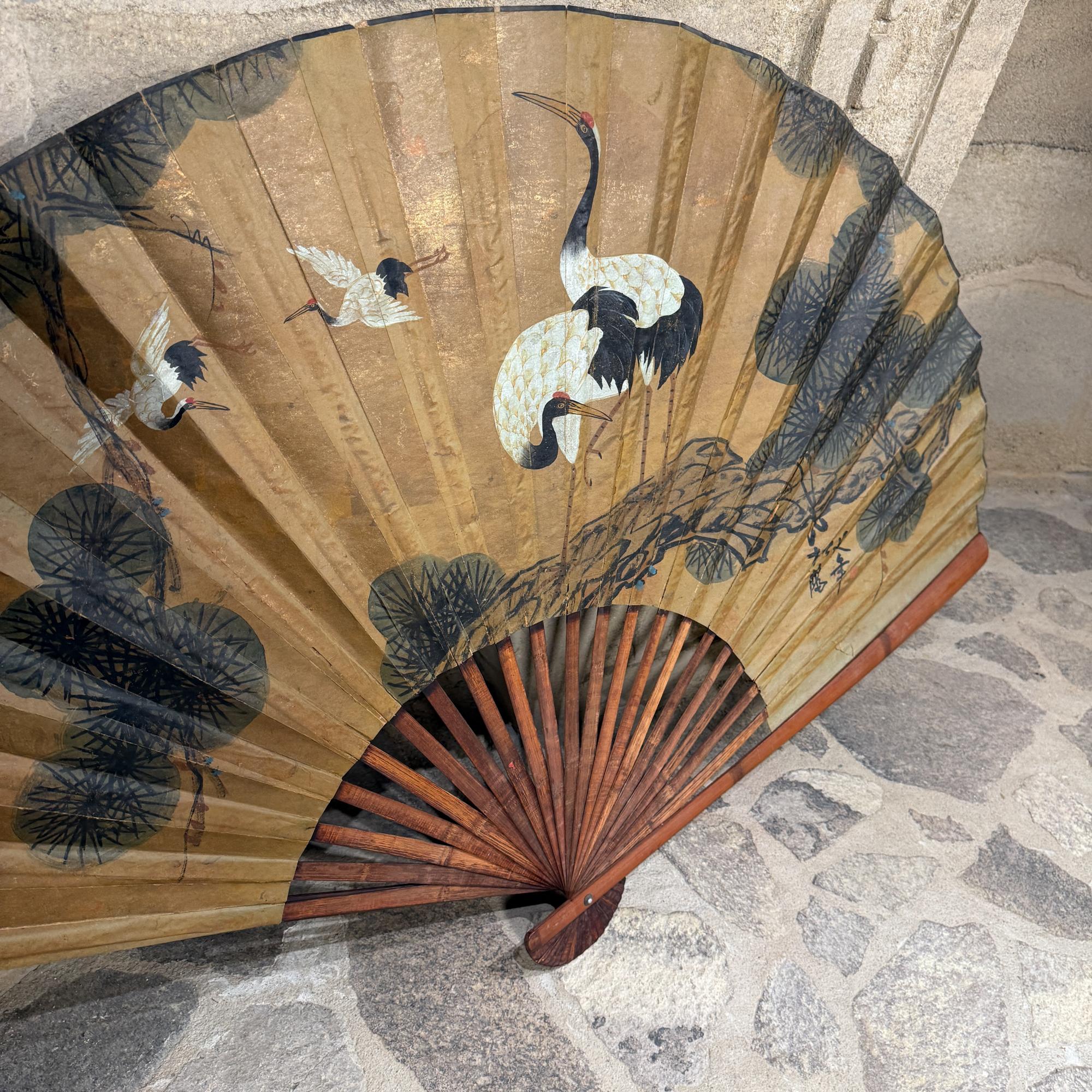 Monumentale Extra große asiatische chinesische vergoldete handgemalte Faltung Fächer Kunst (Handbemalt) im Angebot