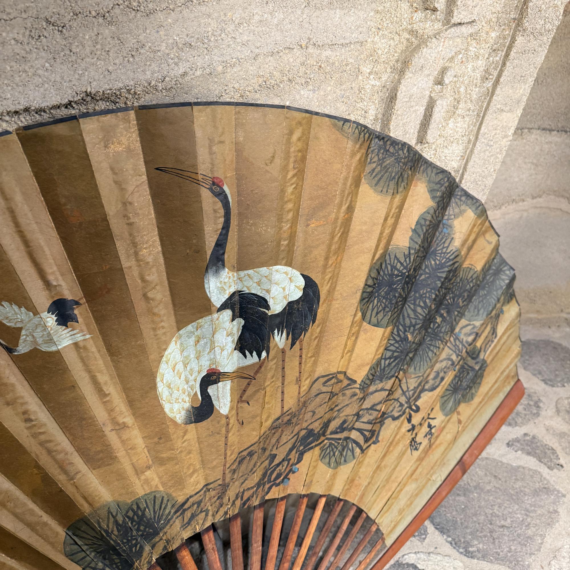 Monumentale Extra große asiatische chinesische vergoldete handgemalte Faltung Fächer Kunst im Zustand „Starke Gebrauchsspuren“ im Angebot in Chula Vista, CA