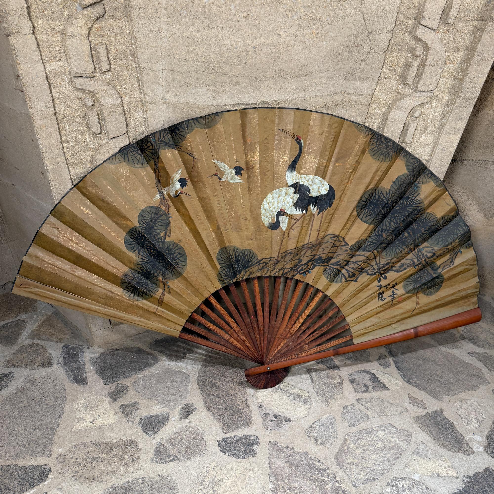 Monumentale Extra große asiatische chinesische vergoldete handgemalte Faltung Fächer Kunst (Bambus) im Angebot