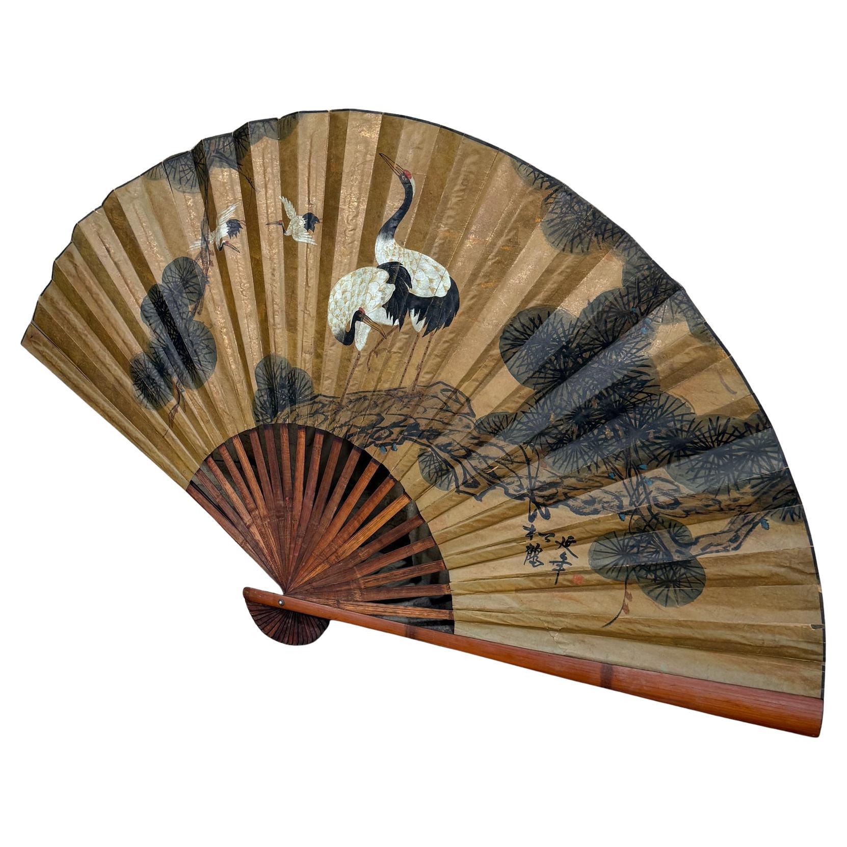 Monumental Extra Large Asian Chinese Gilt Hand Painted Folding Fan Art (Éventail pliant asiatique doré peint à la main)