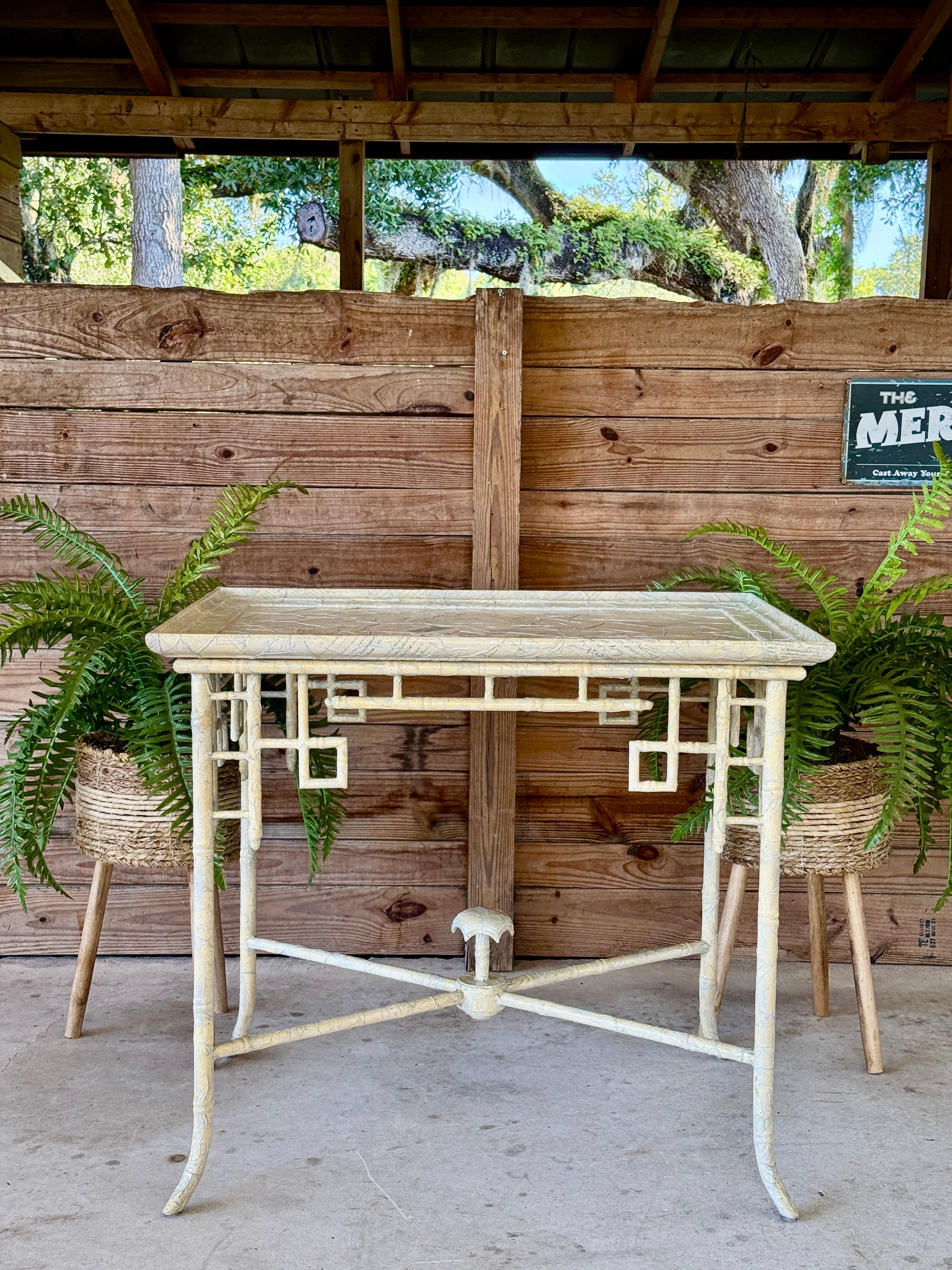 Mesa auxiliar monumental de bambú de imitación calado Regency Chinoiserie by Century Furnit en venta 5
