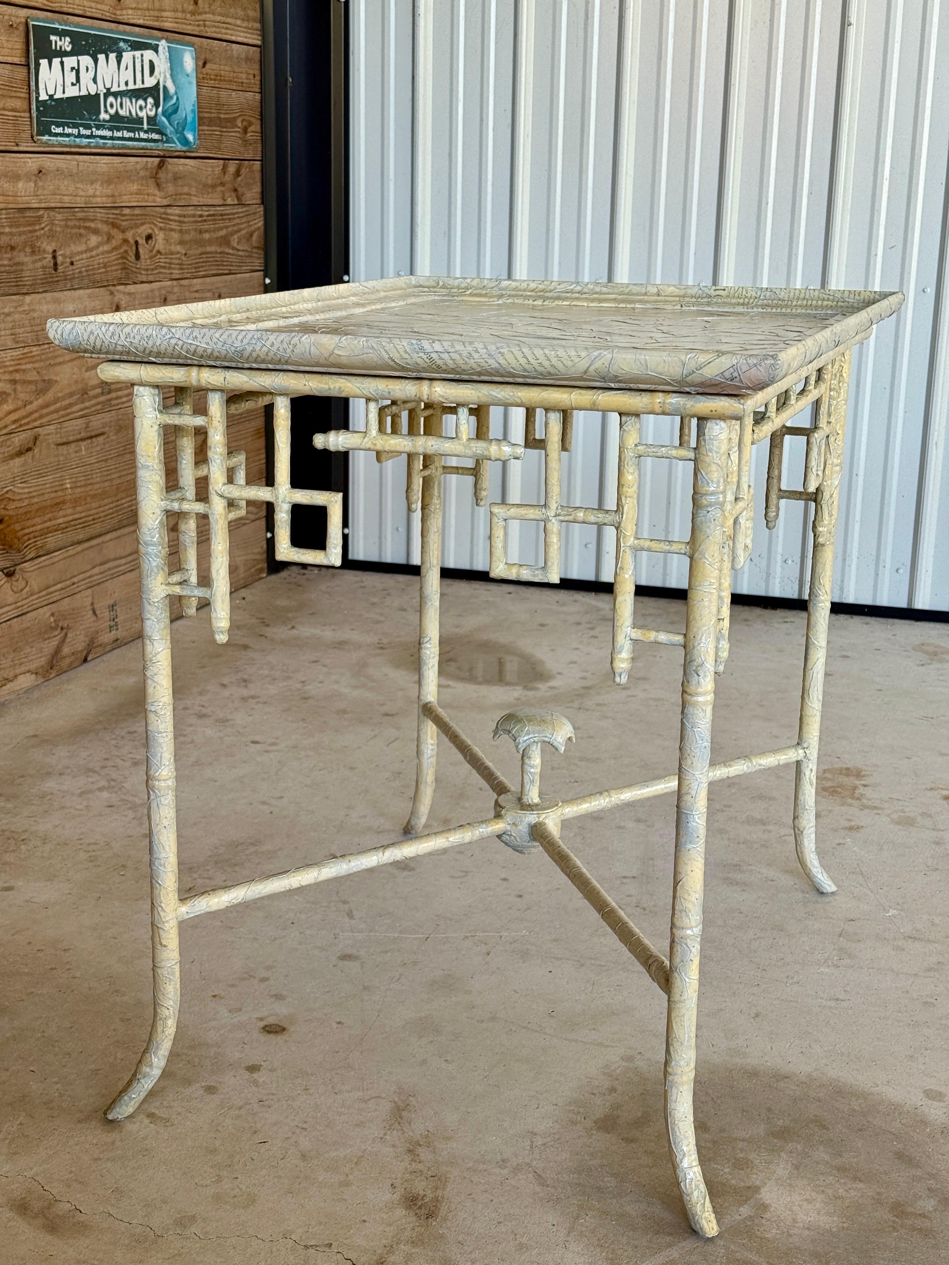 Mesa auxiliar monumental de bambú de imitación calado Regency Chinoiserie by Century Furnit en venta 6