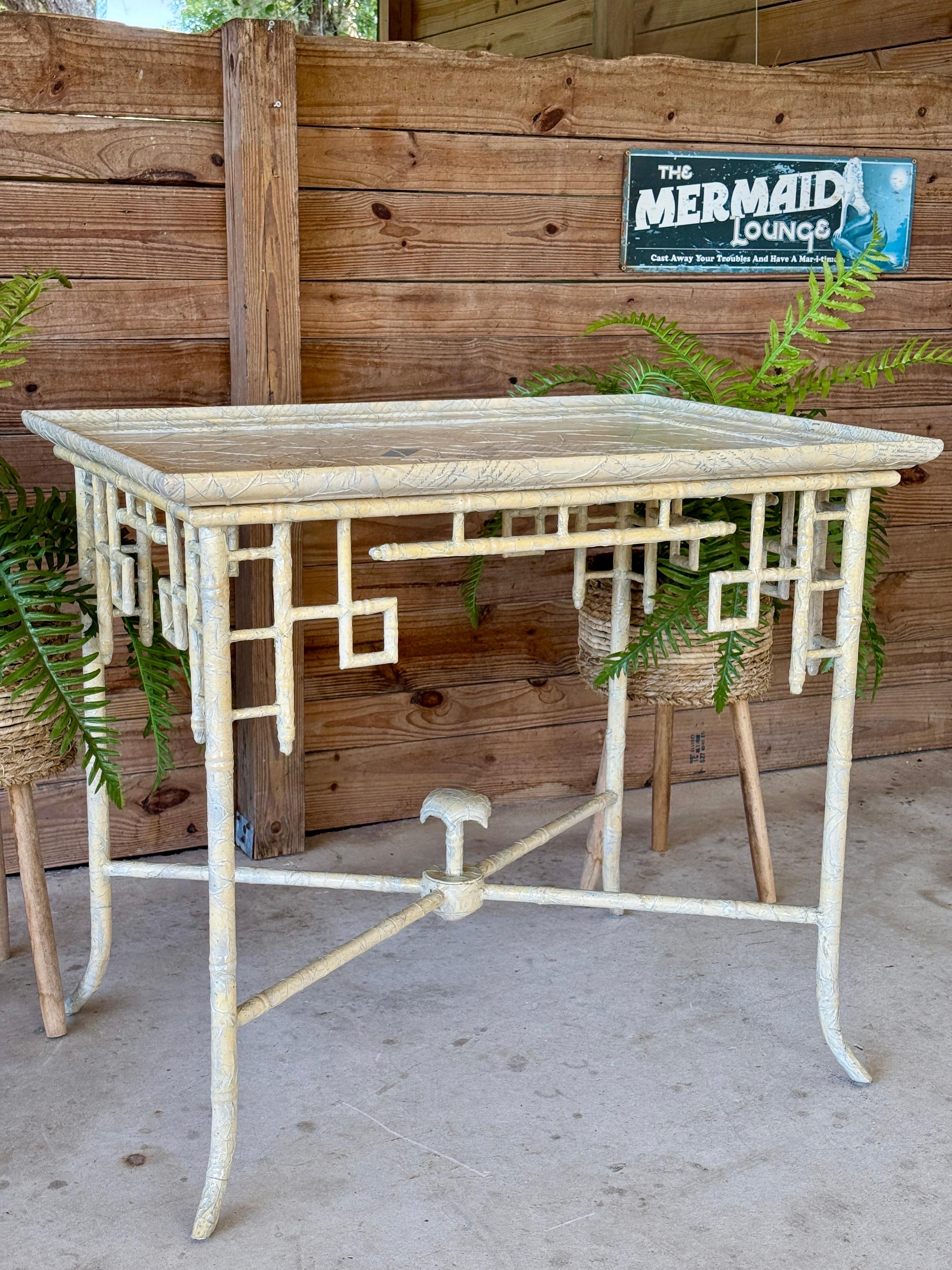 Mesa auxiliar monumental de bambú de imitación calado Regency Chinoiserie by Century Furnit en venta 7