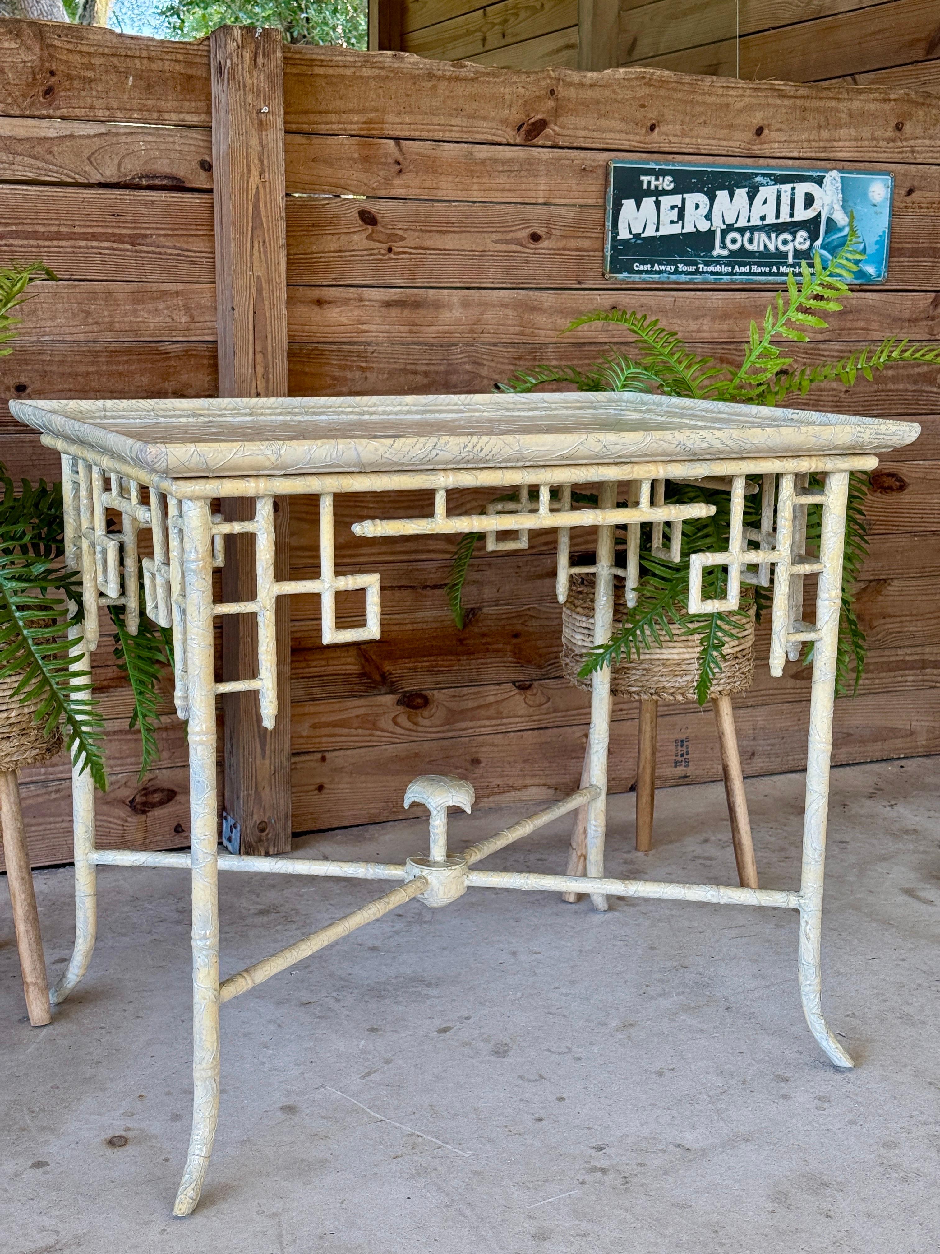 Mesa auxiliar monumental de bambú de imitación calado Regency Chinoiserie by Century Furnit en venta 9