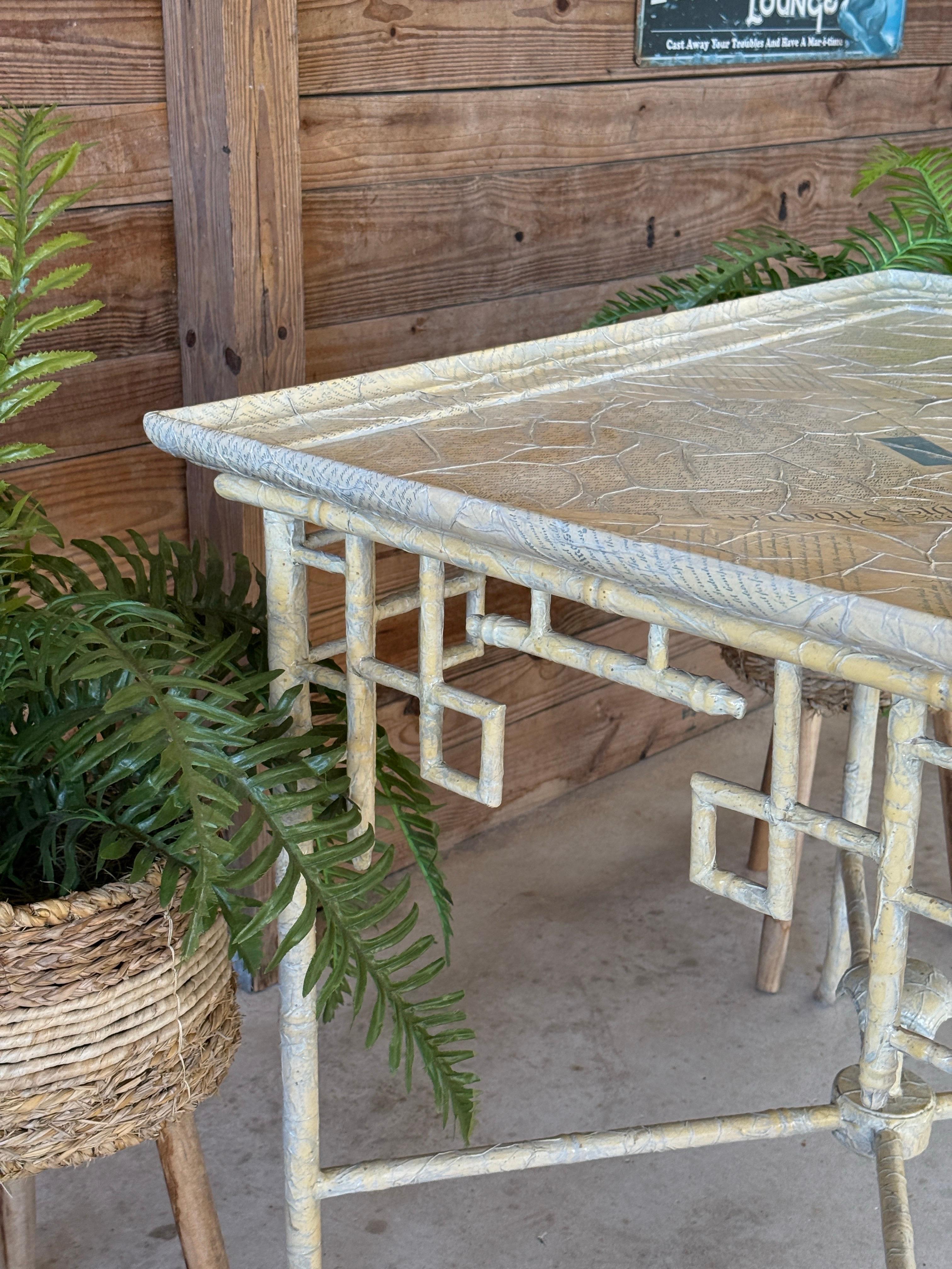Mesa auxiliar monumental de bambú de imitación calado Regency Chinoiserie by Century Furnit en venta 10