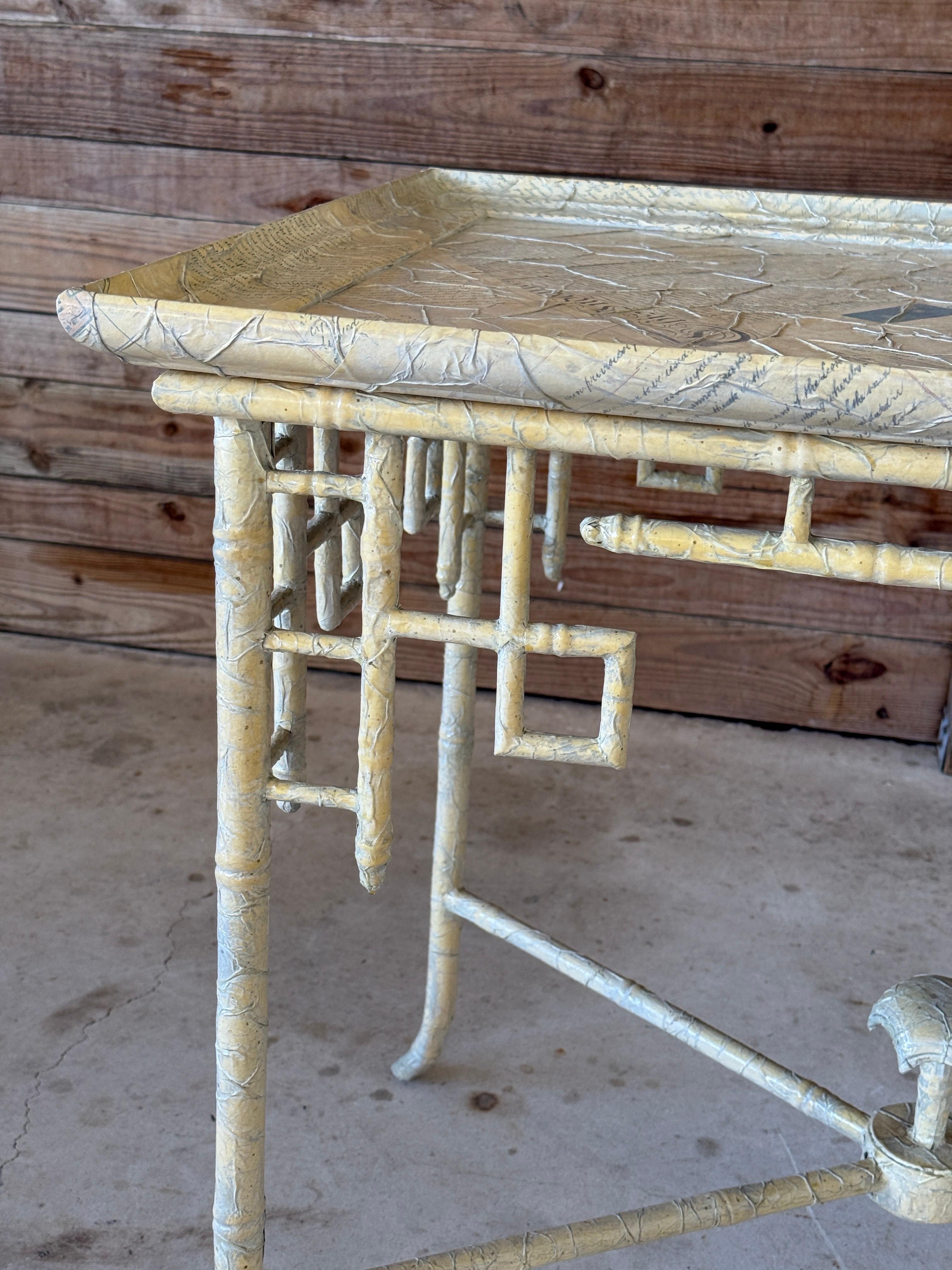  Esta mesa auxiliar monumental, una pieza rara y llamativa de Century Furniture, combina el estilo chinoiserie con la construcción metálica de imitación de bambú. La parte superior y el cuerpo de estilo decoupage están acabados con una capa