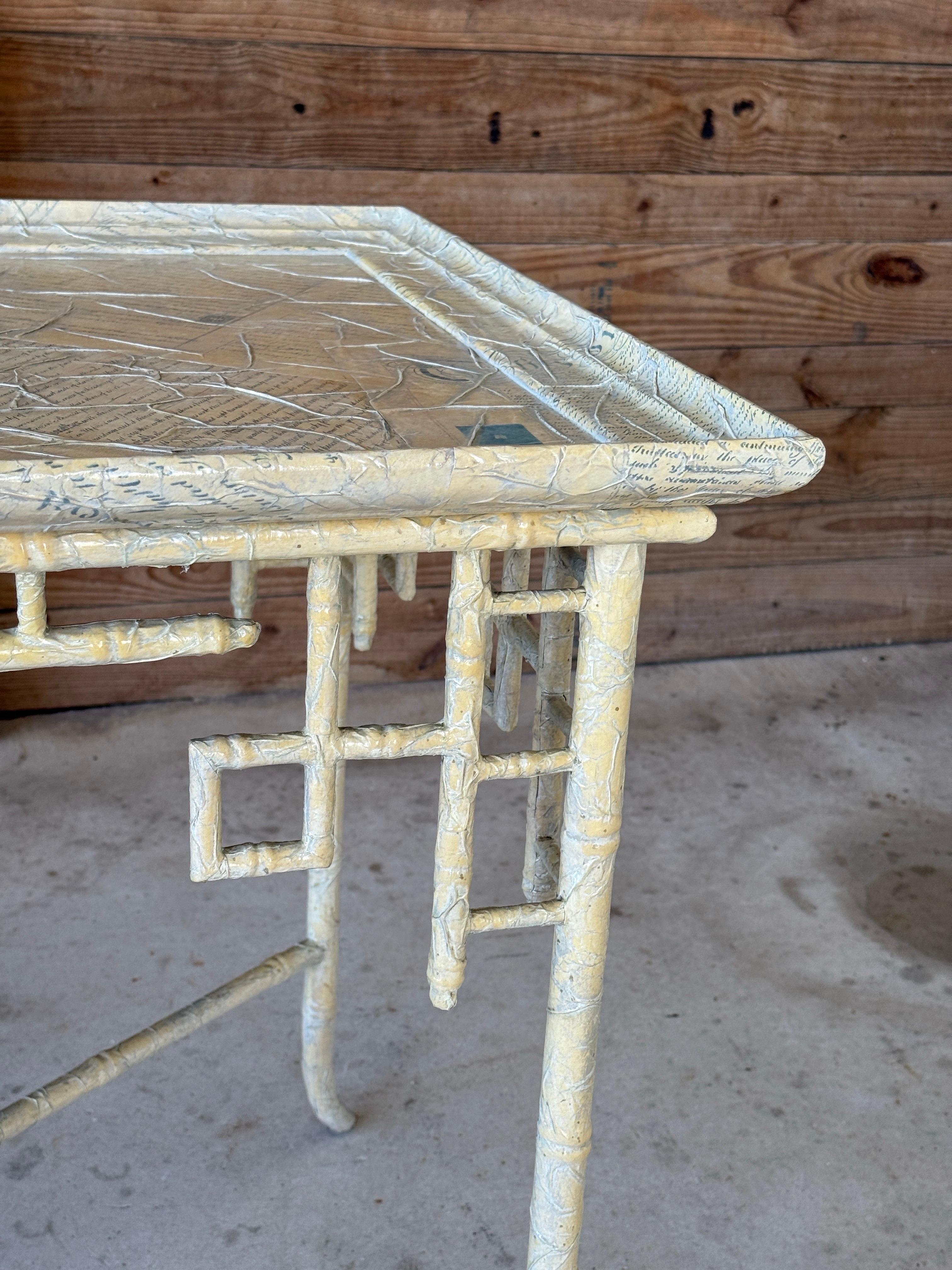 Mesa auxiliar monumental de bambú de imitación calado Regency Chinoiserie by Century Furnit Regencia en venta