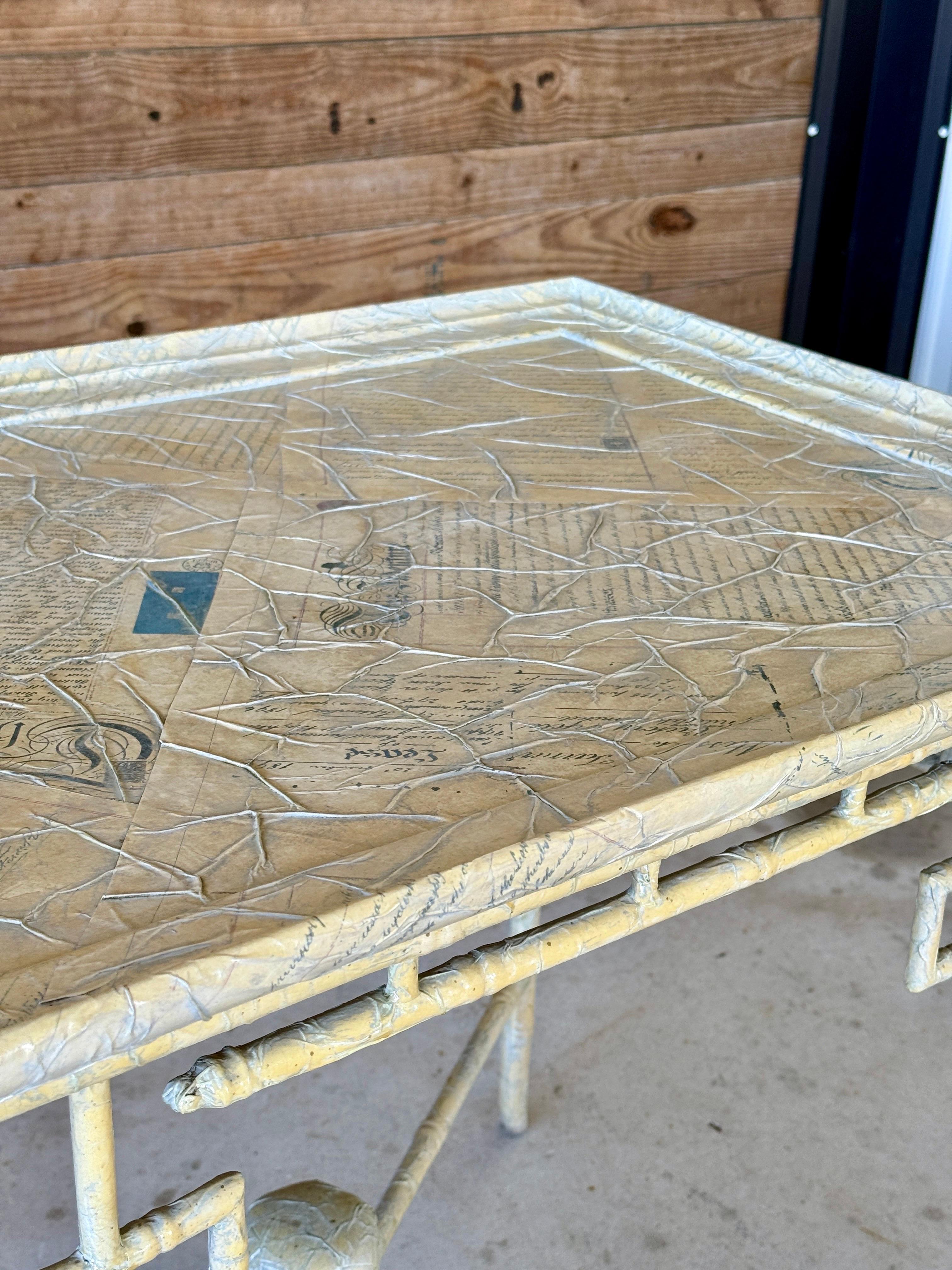 Mesa auxiliar monumental de bambú de imitación calado Regency Chinoiserie by Century Furnit Filipino en venta