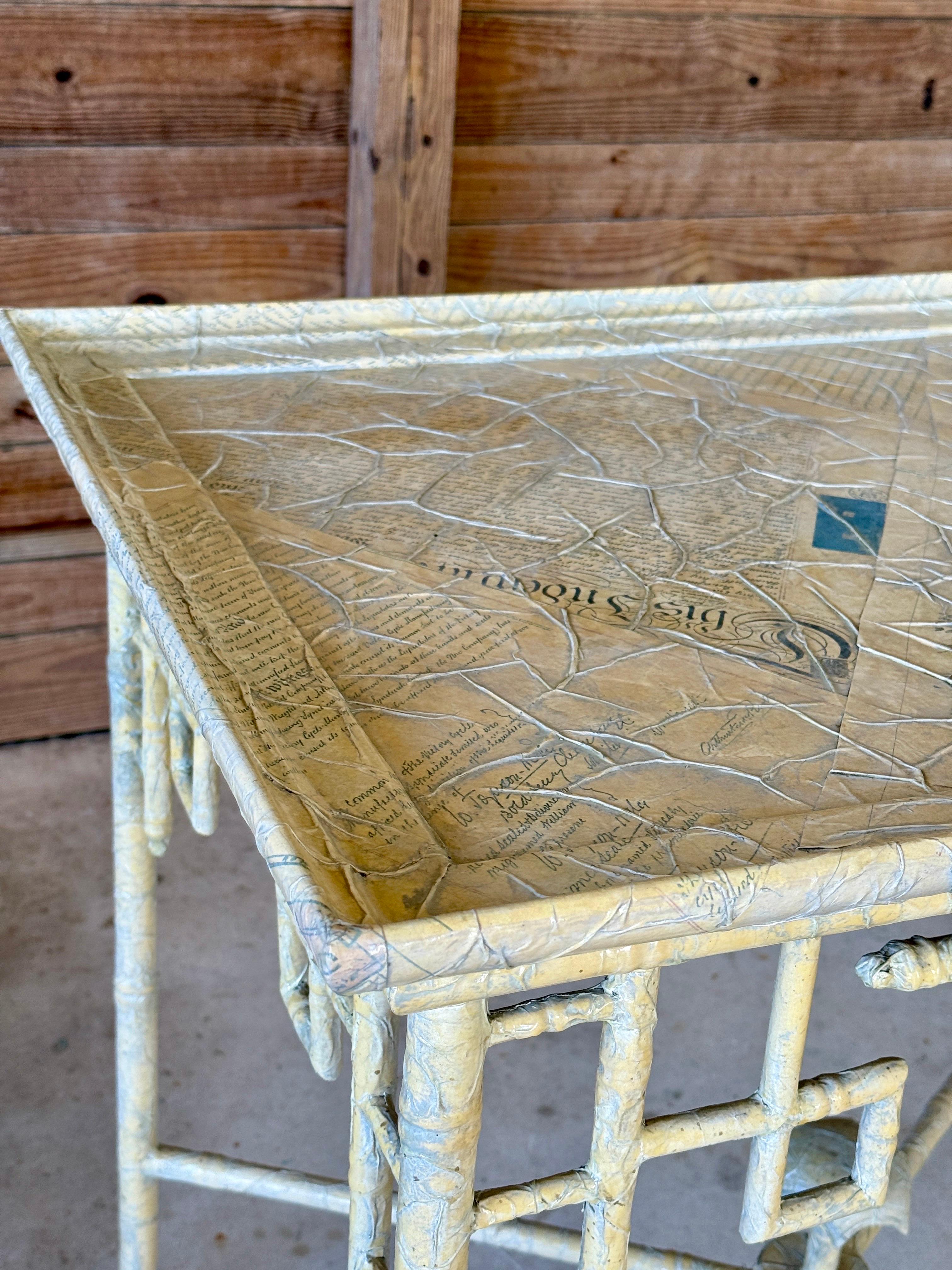 Mesa auxiliar monumental de bambú de imitación calado Regency Chinoiserie by Century Furnit Hecho a mano en venta