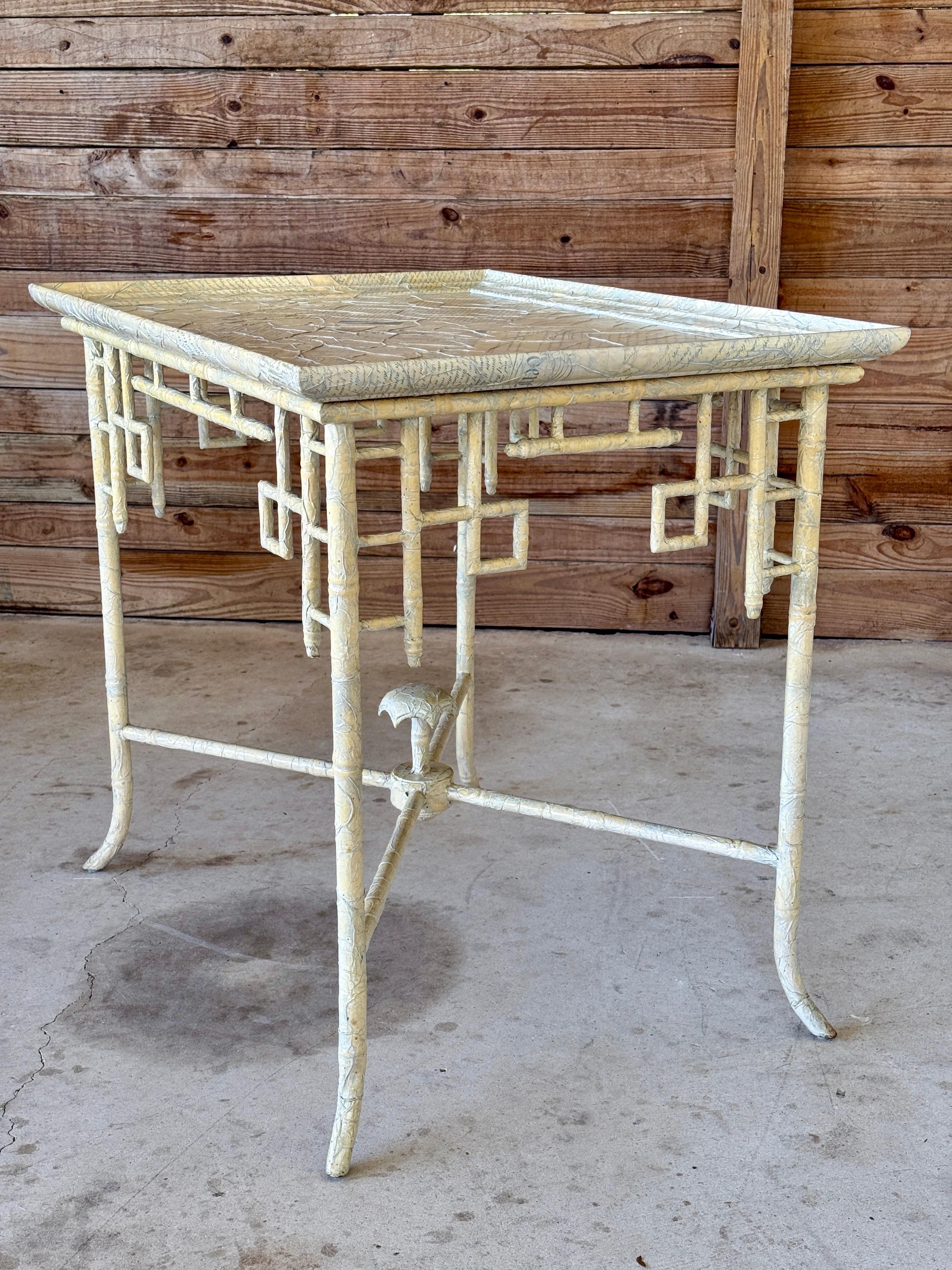 Mesa auxiliar monumental de bambú de imitación calado Regency Chinoiserie by Century Furnit Siglo XXI y contemporáneo en venta