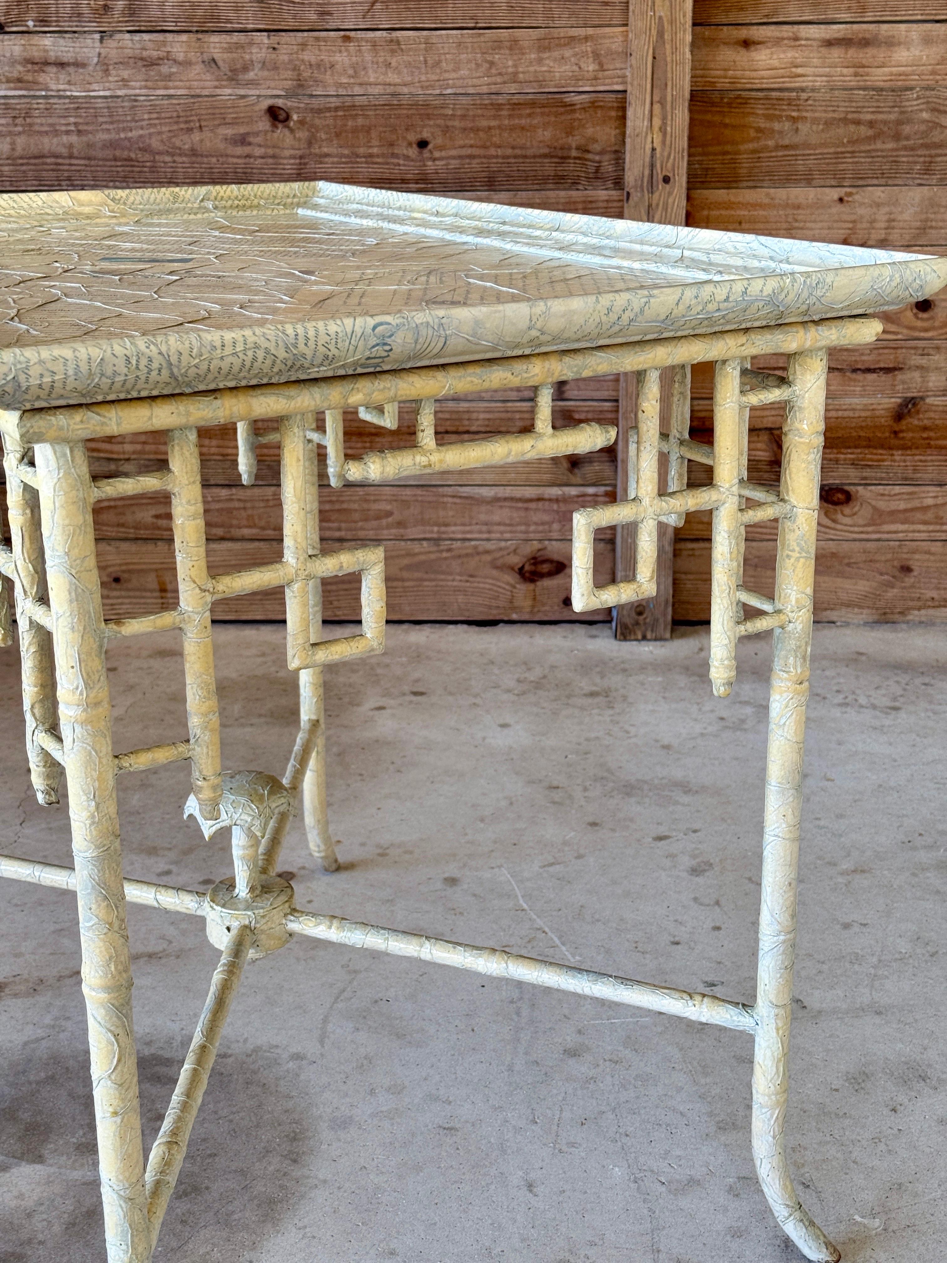 Mesa auxiliar monumental de bambú de imitación calado Regency Chinoiserie by Century Furnit Metal en venta