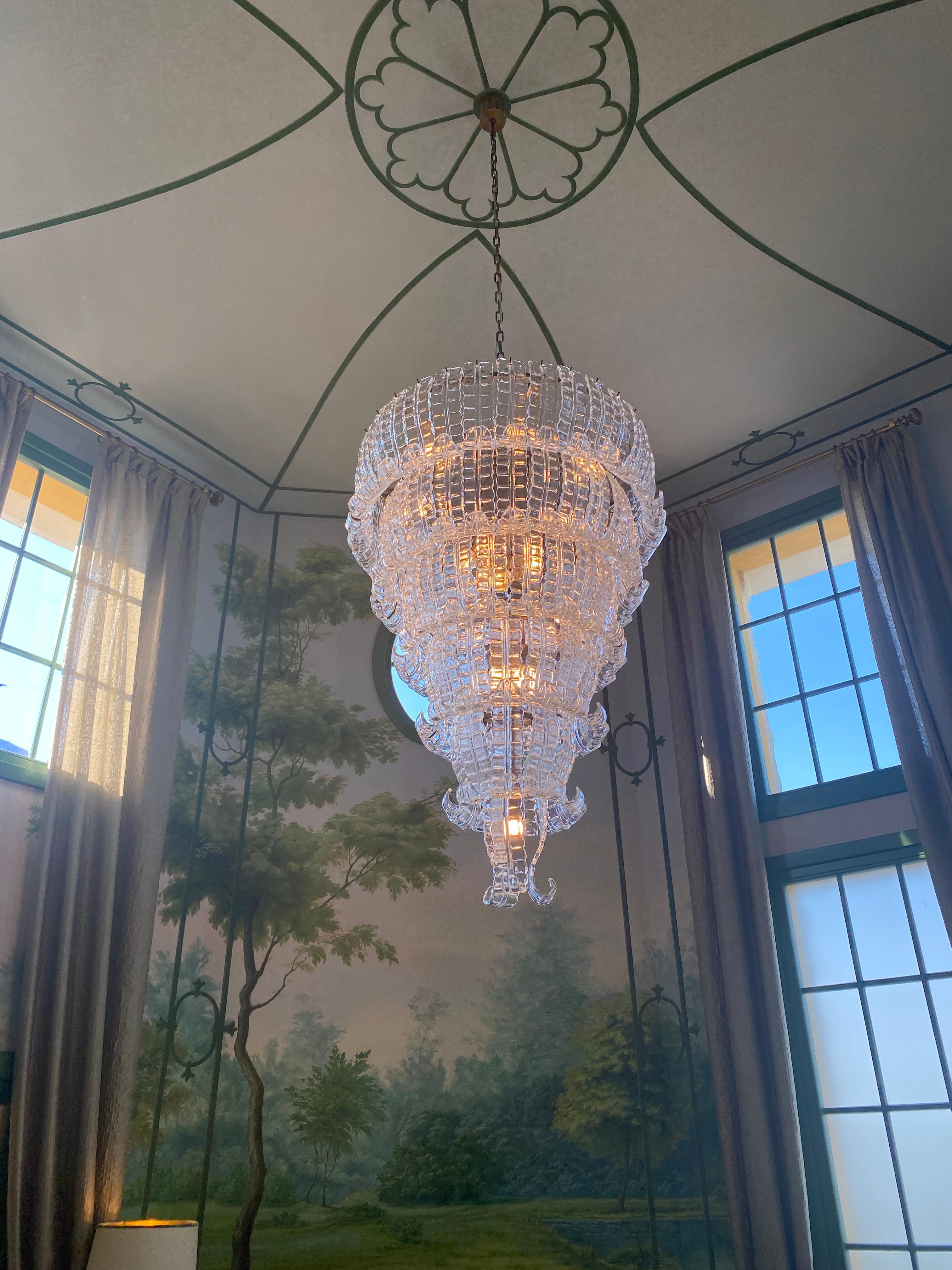 Striking large chandelier with precious Murano glass felci.
21-light bulbs E 17.
Measures: Height cm 140  plus chain and canopy.
Diameter cm 110.
 Adjustable height, by removing or adding chain links. 
This light fixture can be disassembled and the
