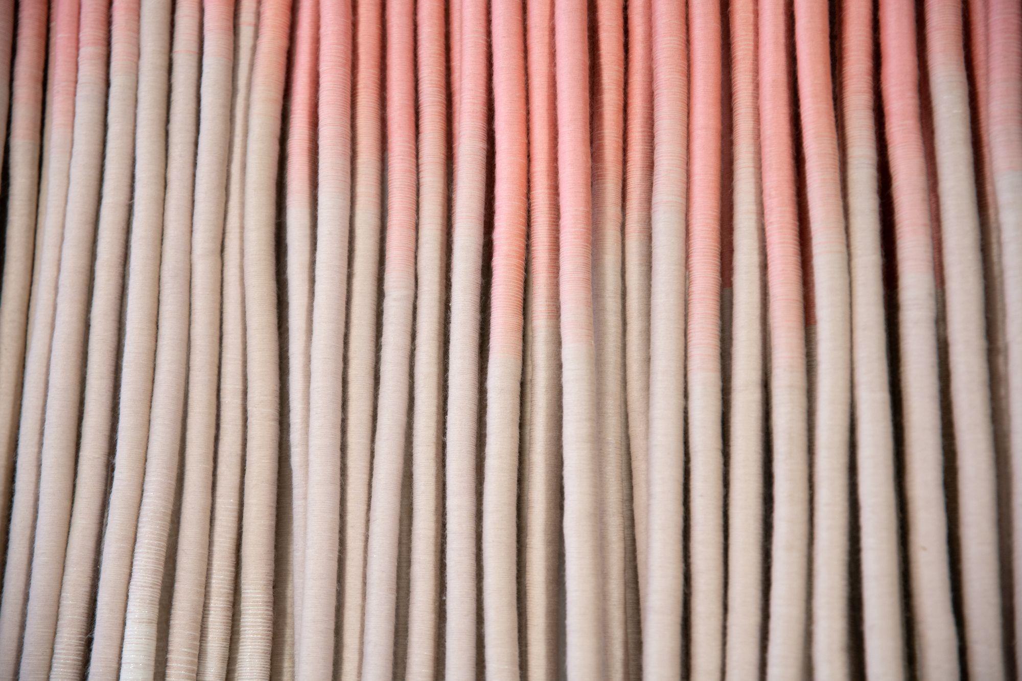 Escultura mural textil monumental 