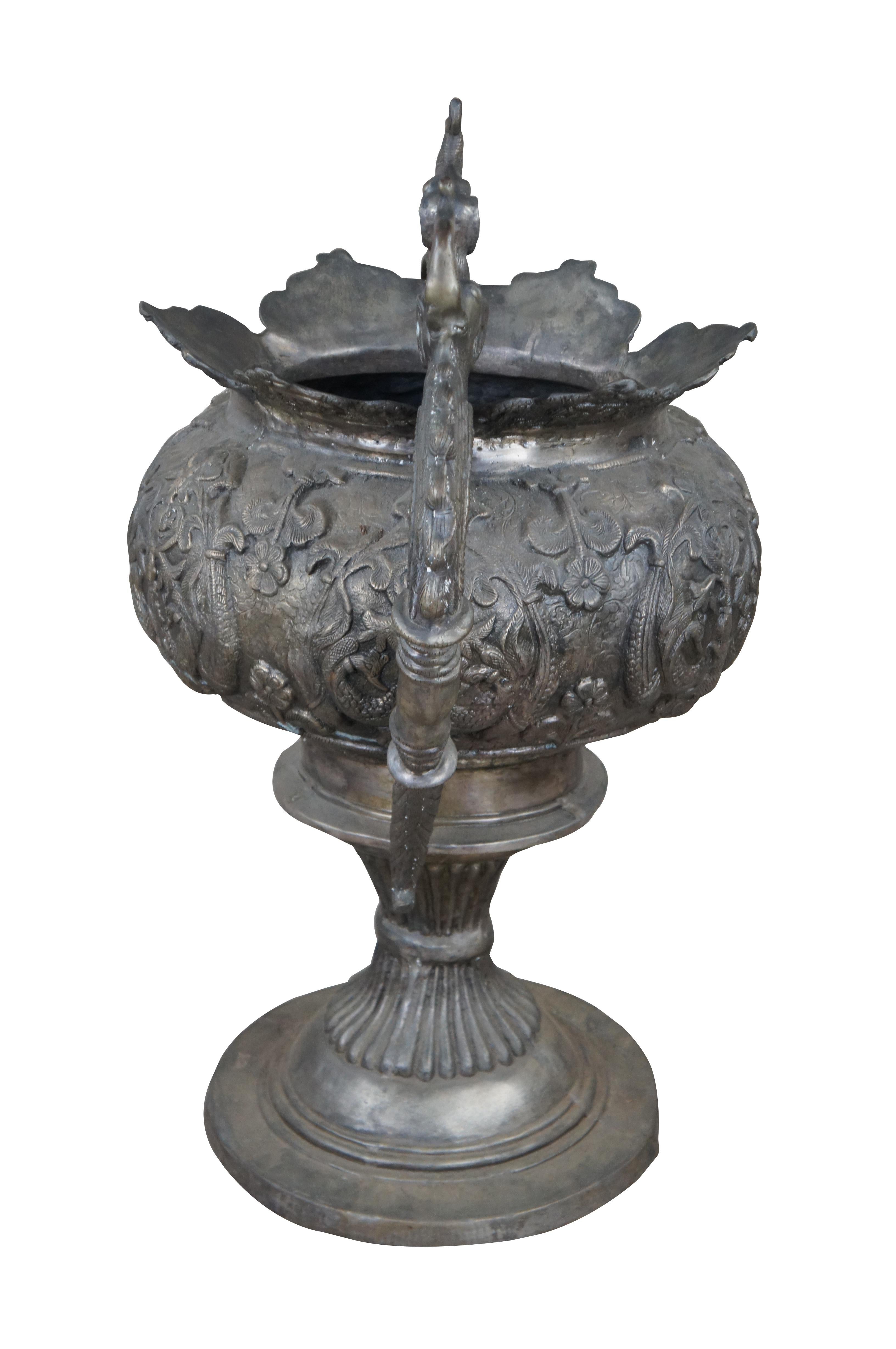 Anglo-indien Monumentale urne de sol figurative indienne en bronze pour jardinière d'éléphant d'extérieur avec poignée 35 po. en vente