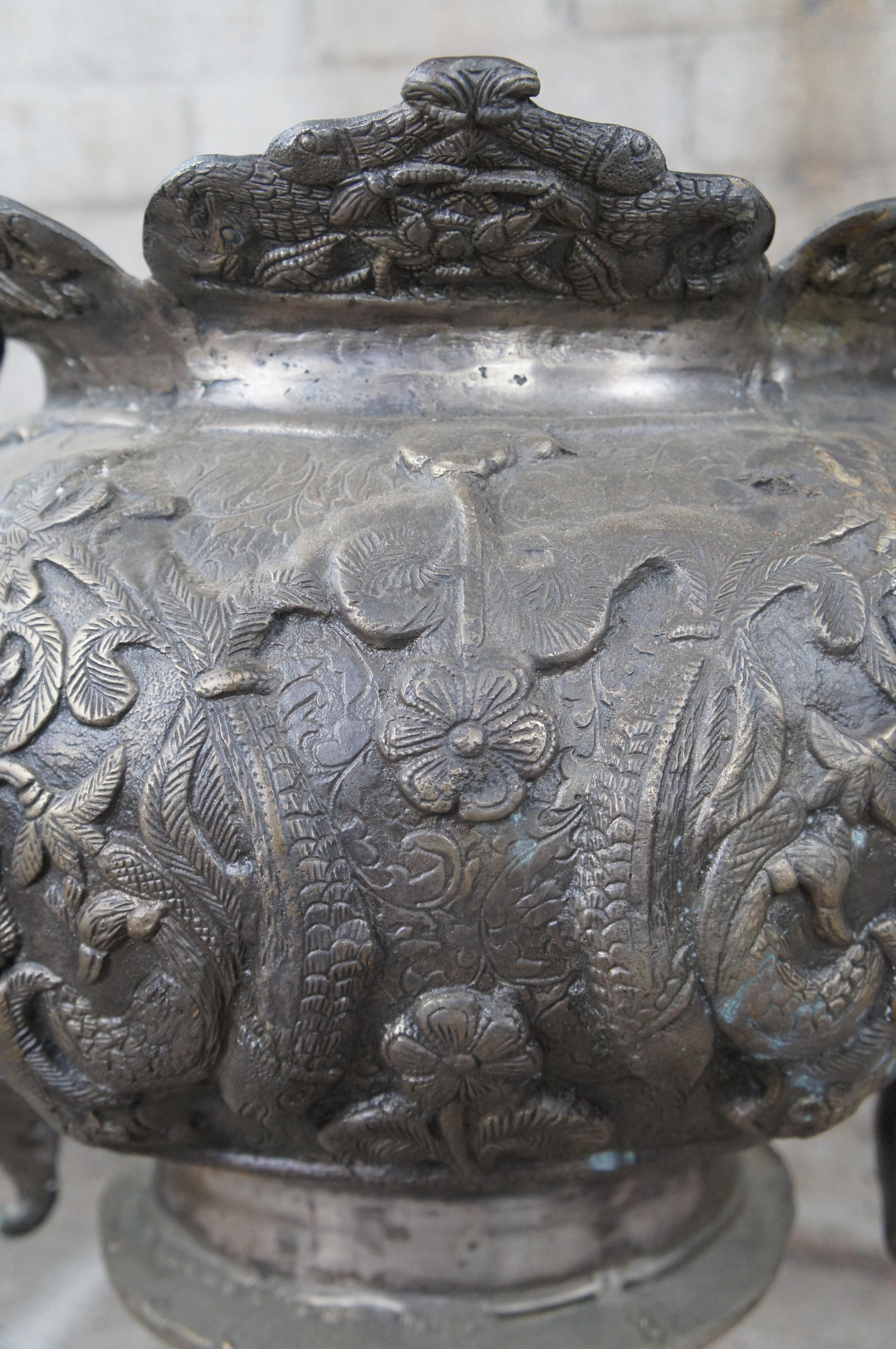 Monumentale urne de sol figurative indienne en bronze pour jardinière d'éléphant d'extérieur avec poignée 35 po. en vente 3