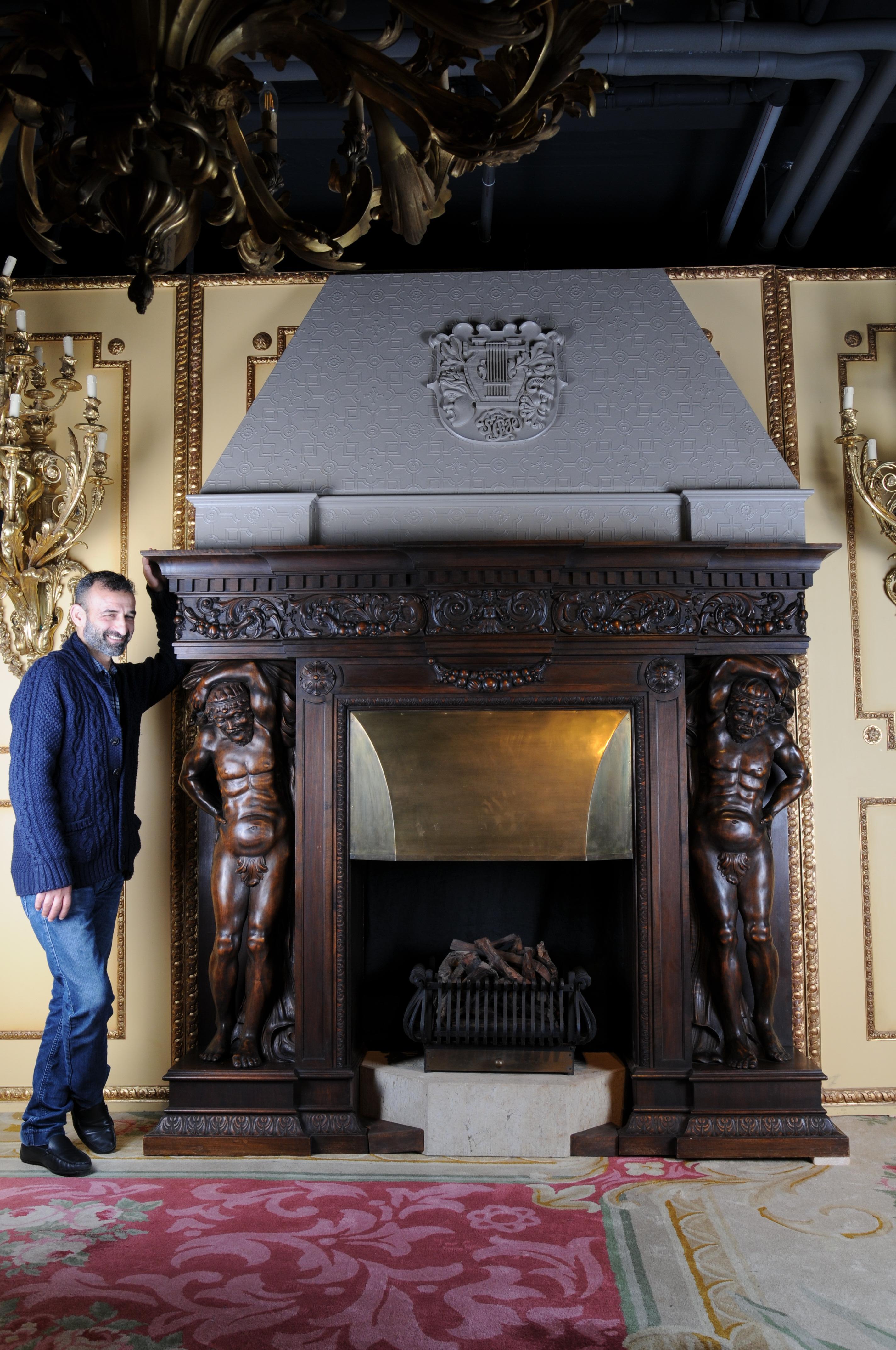 Monumental figures fireplace Neo-Renaissance 19th century walnut -hight 111 inch.

Solid walnut body flanked by a fully plastic male figures / atlases in the finest carving. Finely carved cornice with classical ornaments, a hanging garland in the