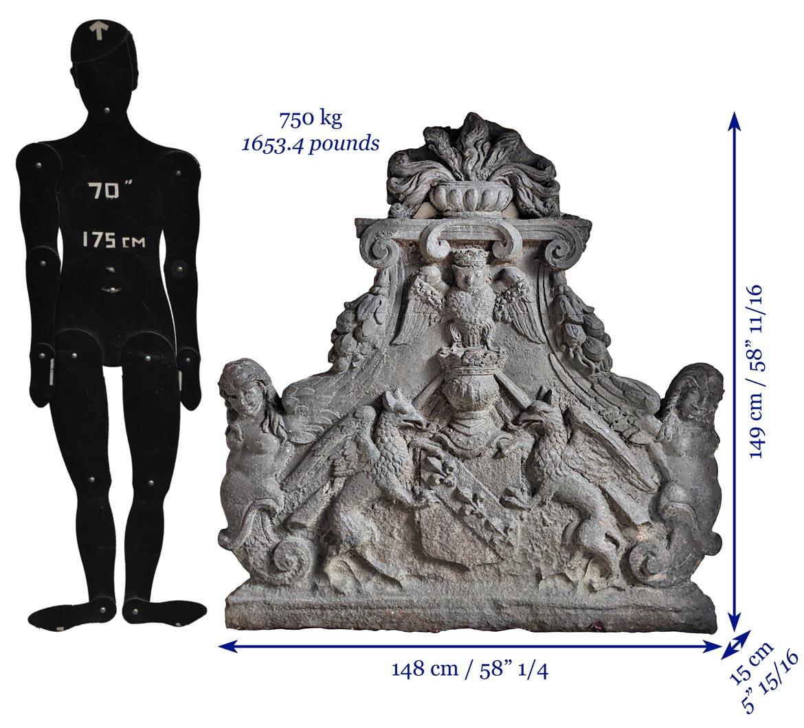 Plaque de cheminée monumentale avec les armoiries du Châtelet en vente 5