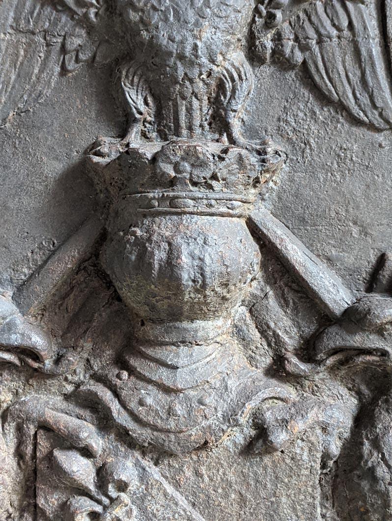 Fer Plaque de cheminée monumentale avec les armoiries du Châtelet en vente