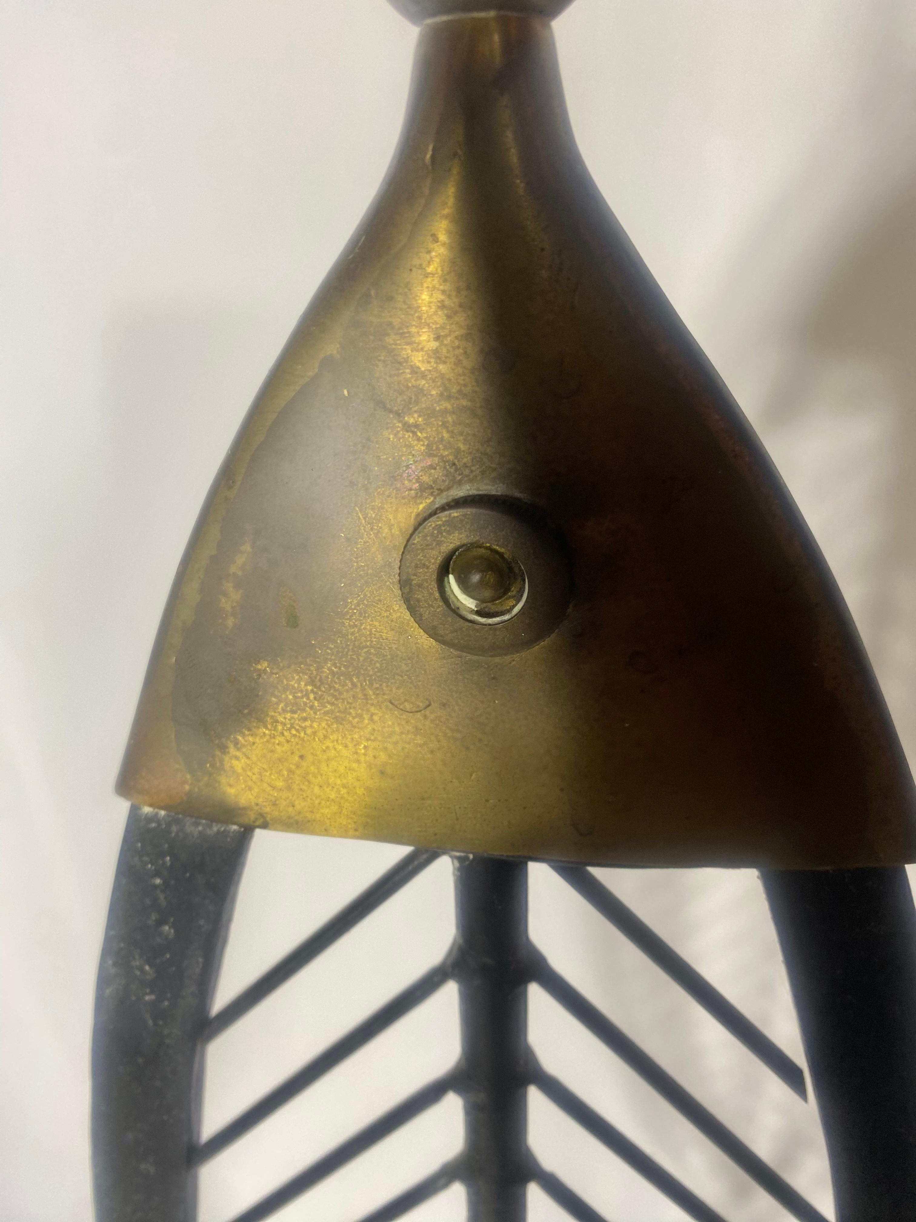 Monumentale Tischlampe, die Heifetz zugeschrieben wird. Hergestellt und entworfen in den USA, irgendwo in der Mitte des zwanzigsten Jahrhunderts. Eisen, Messing, klassisch modernistisches Fischmotiv,,