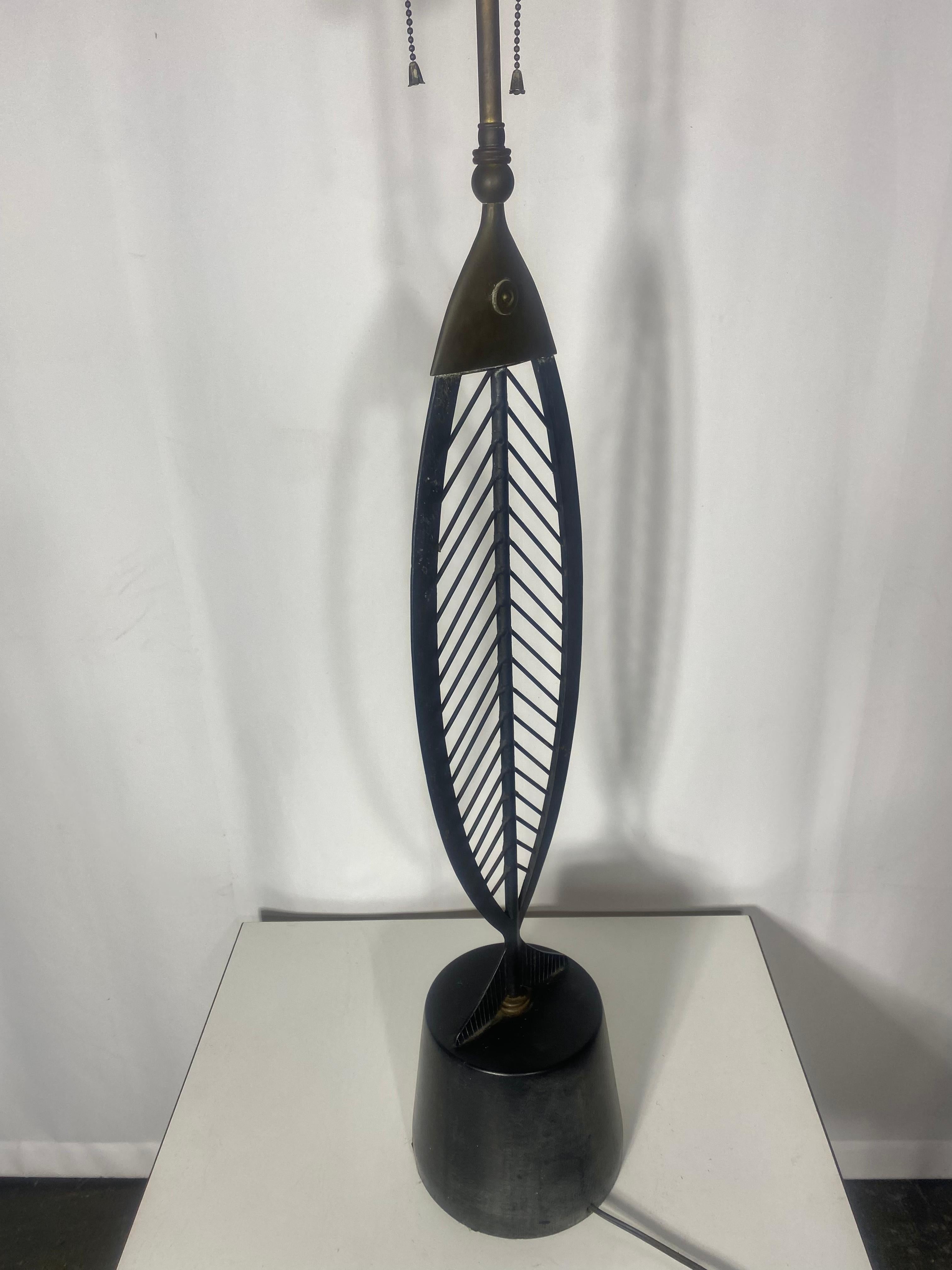 Américain Monumental  Lampe de table FISH attribuée à Heifetz. Fer et laiton, Moderniste  en vente