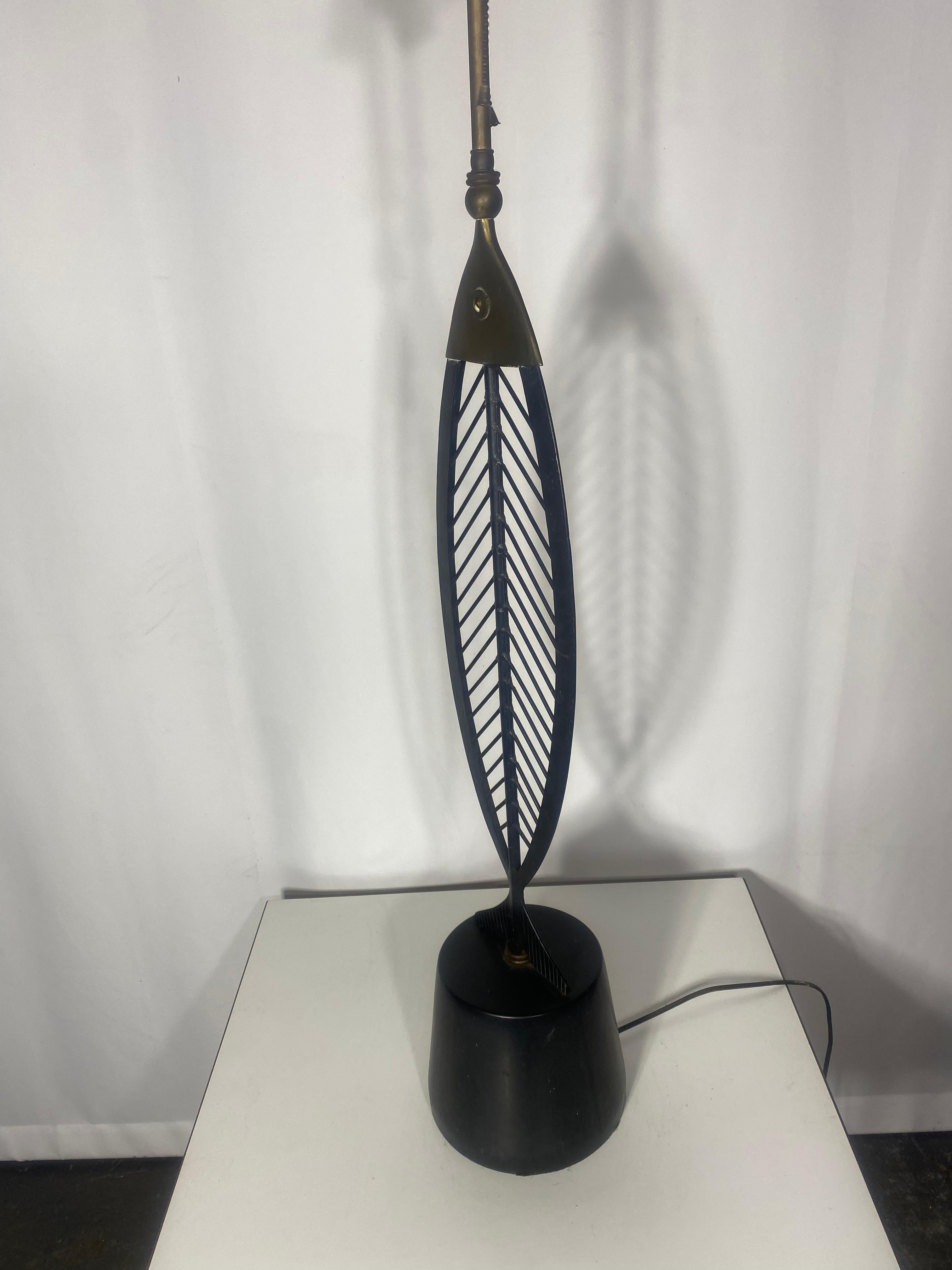 Monumental  Lampe de table FISH attribuée à Heifetz. Fer et laiton, Moderniste  Bon état - En vente à Buffalo, NY