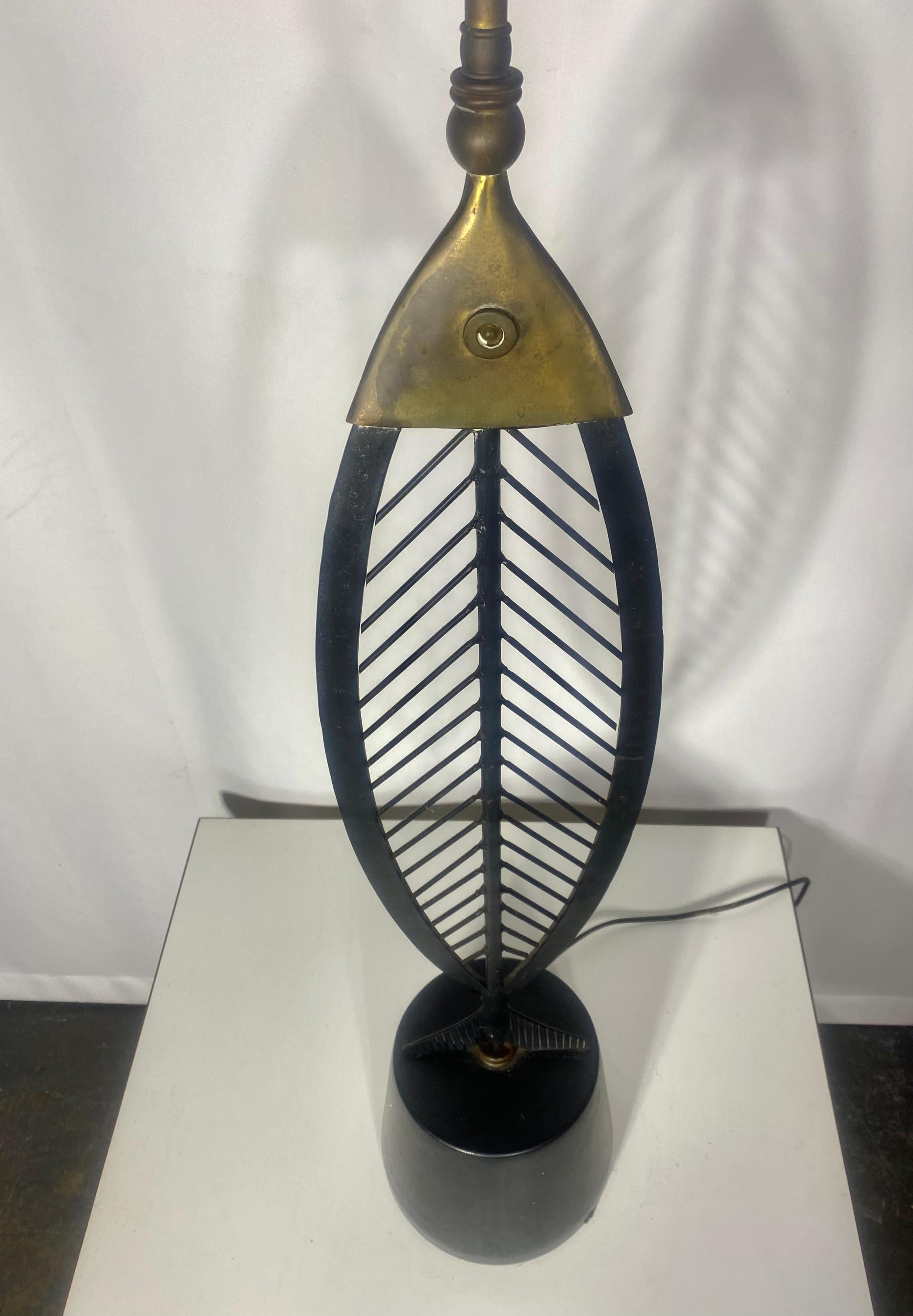 Milieu du XXe siècle Monumental  Lampe de table FISH attribuée à Heifetz. Fer et laiton, Moderniste  en vente