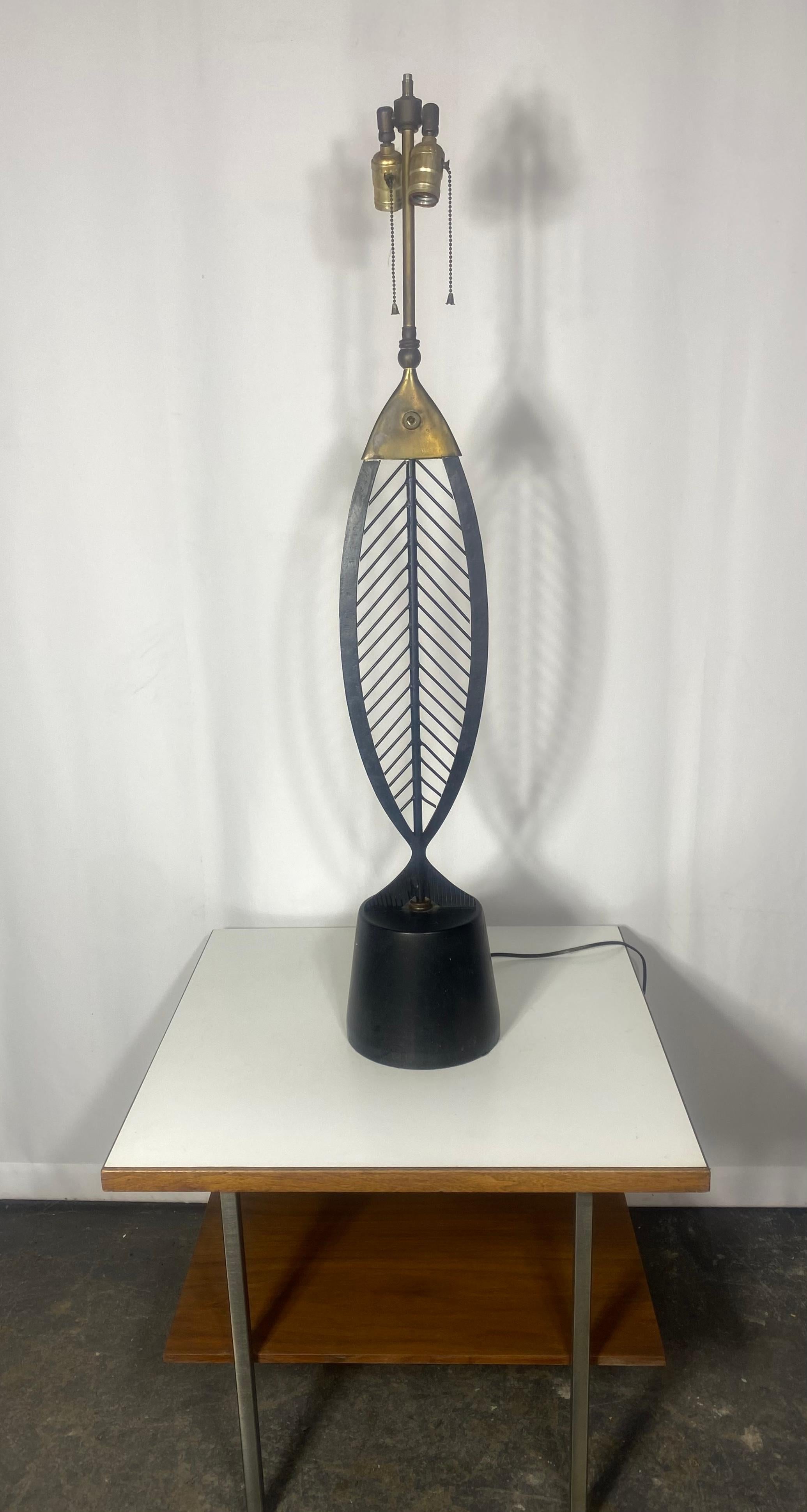 Laiton Monumental  Lampe de table FISH attribuée à Heifetz. Fer et laiton, Moderniste  en vente