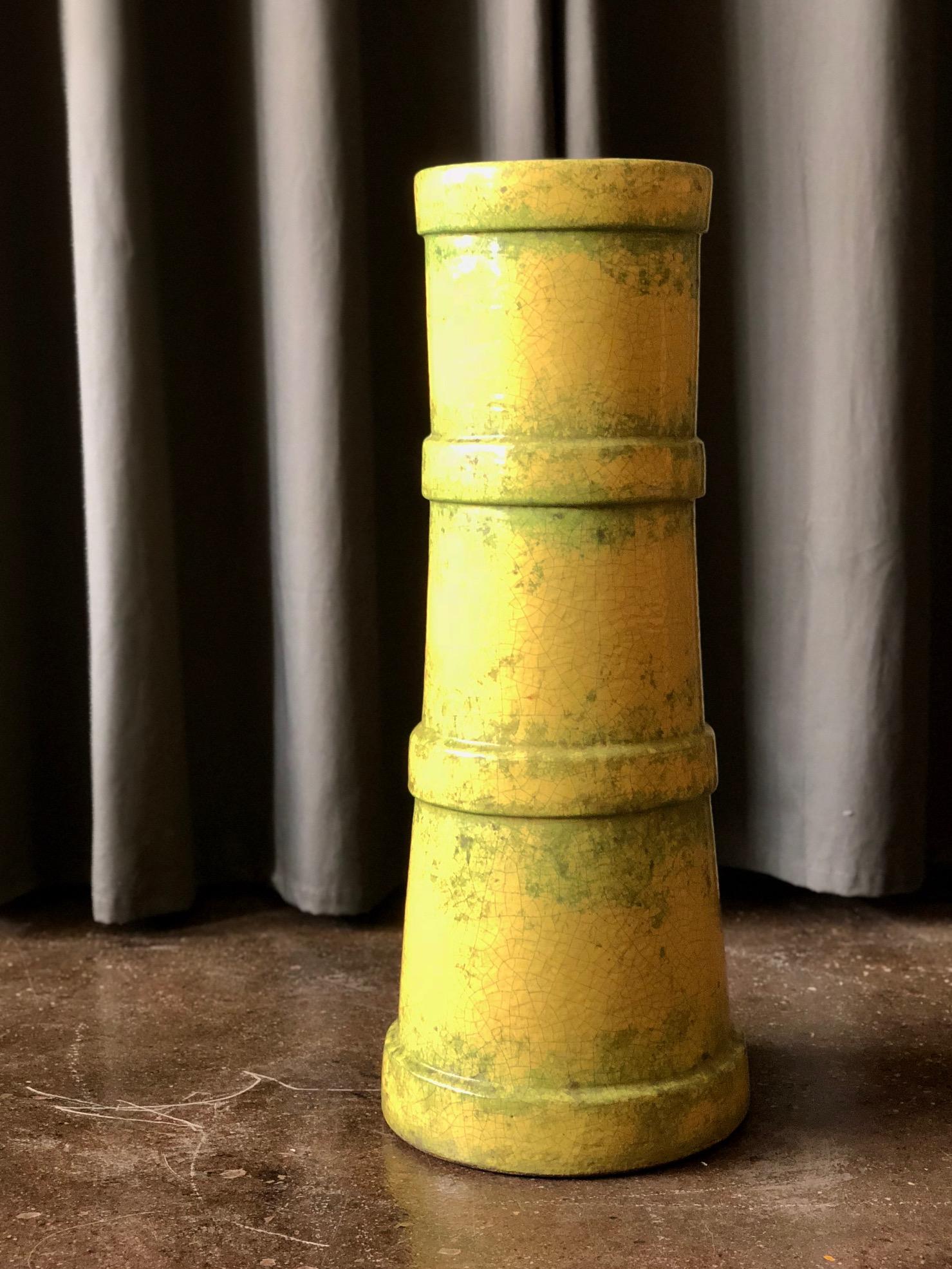 Vaso monumentale da terra di Hans Hedberg (1917-2007) nato in Svezia, lavora a Boet, in Francia.
Gres con smalto maculato verde e giallo, firmato, altezza circa 28