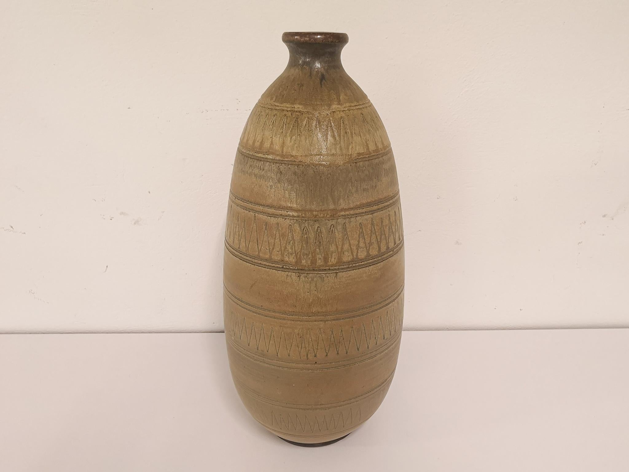 Midcentury Swedish floor vase made in the midcentury at Wallåkra. Nicely detailed stoneware with beautiful glaze. 

Good condition

Measures: H 55cm, D 25 cm.
 