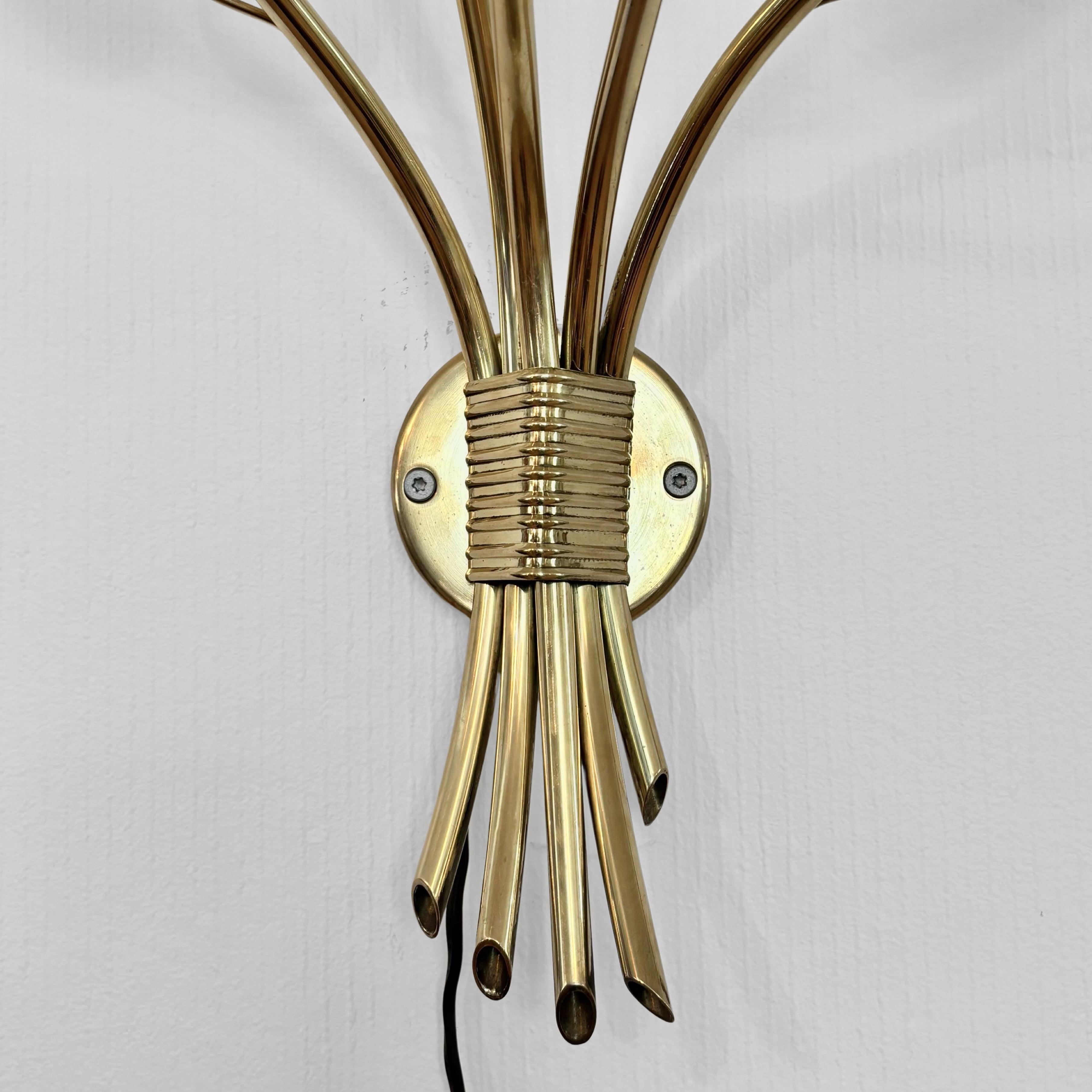 Monumentale lampada da parete floreale di metà secolo con foglie, ottone e vetro, Svezia, anni '40 in vendita 3