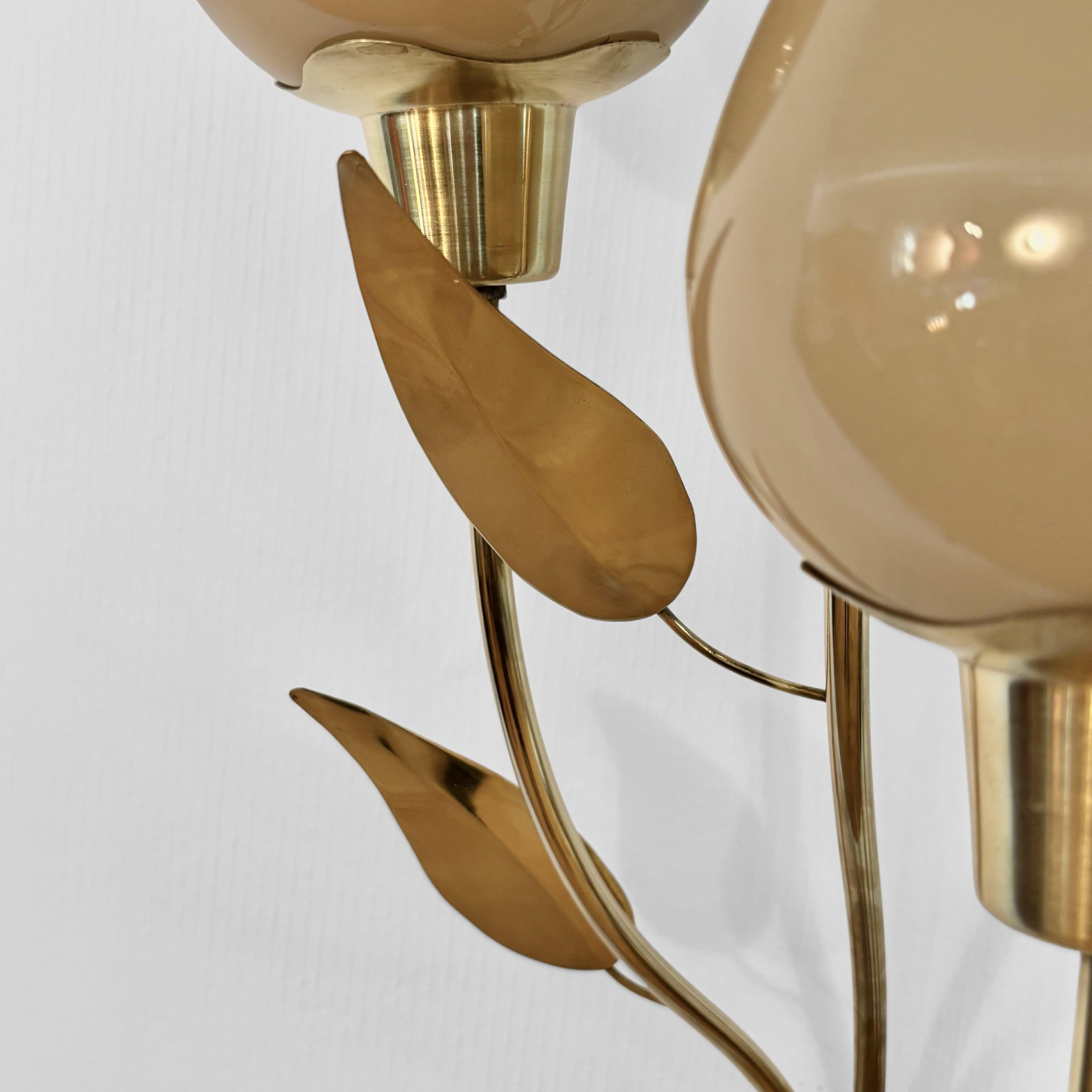 Monumentale lampada da parete floreale di metà secolo con foglie, ottone e vetro, Svezia, anni '40 in vendita 4