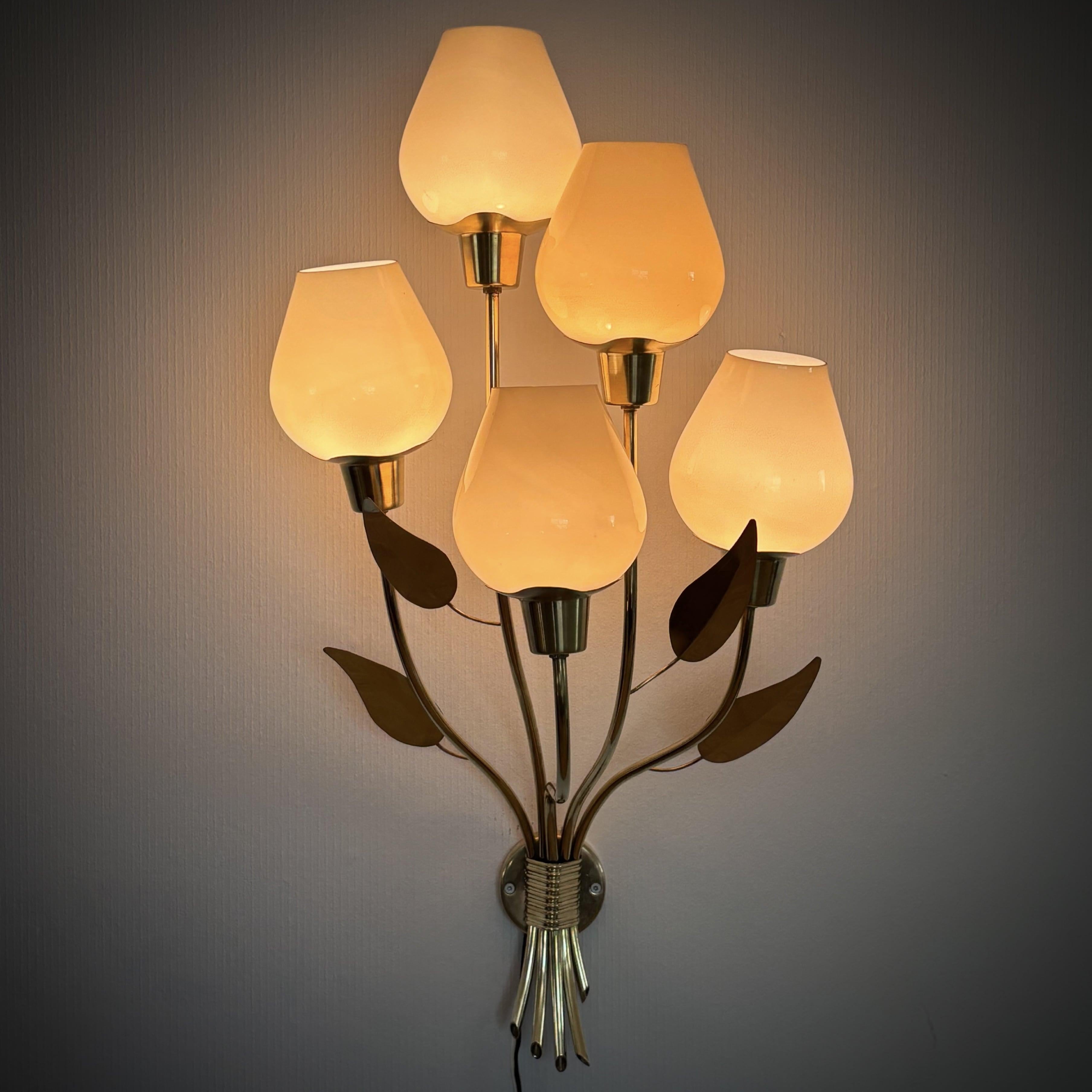 Scandinavo moderno Monumentale lampada da parete floreale di metà secolo con foglie, ottone e vetro, Svezia, anni '40 in vendita