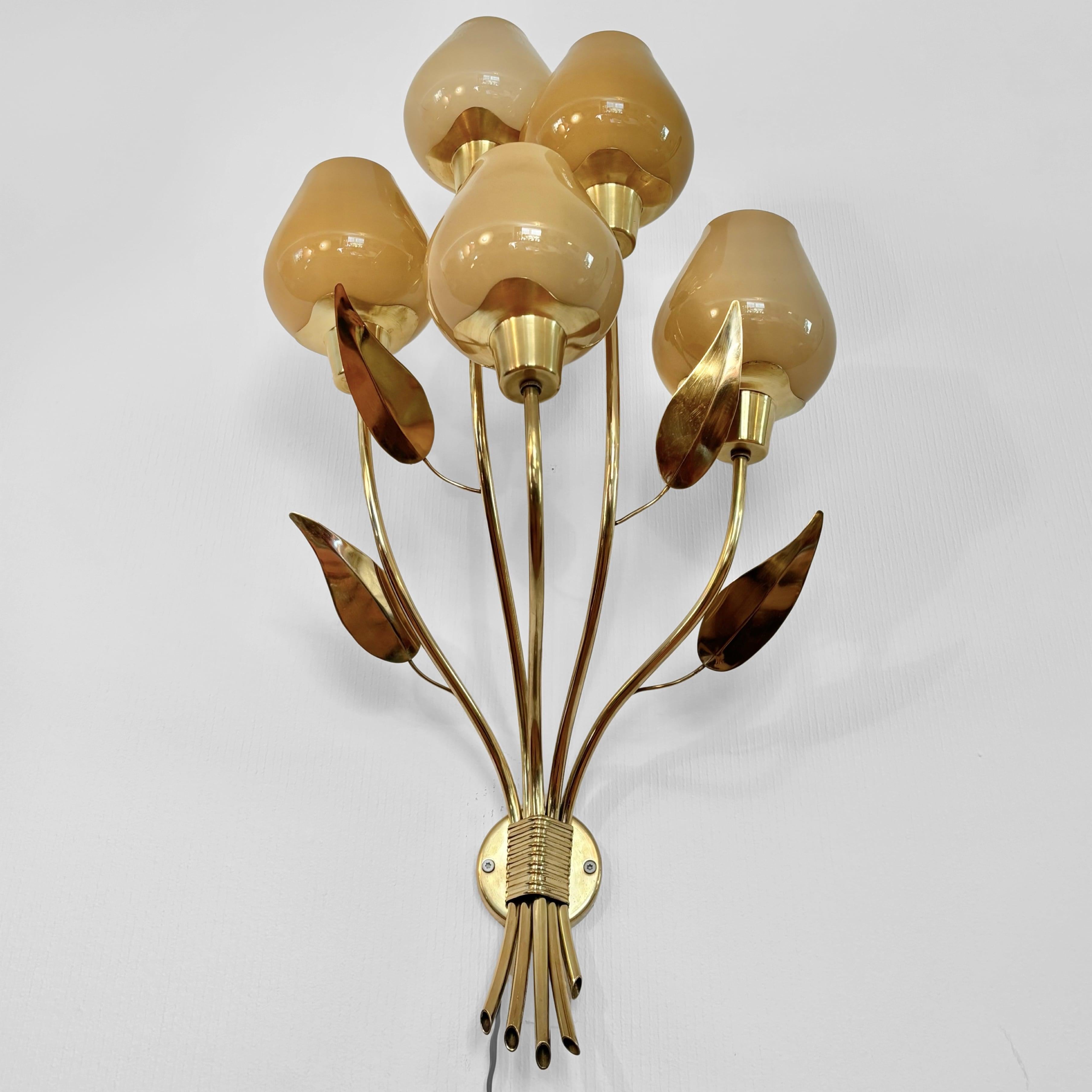 Svedese Monumentale lampada da parete floreale di metà secolo con foglie, ottone e vetro, Svezia, anni '40 in vendita