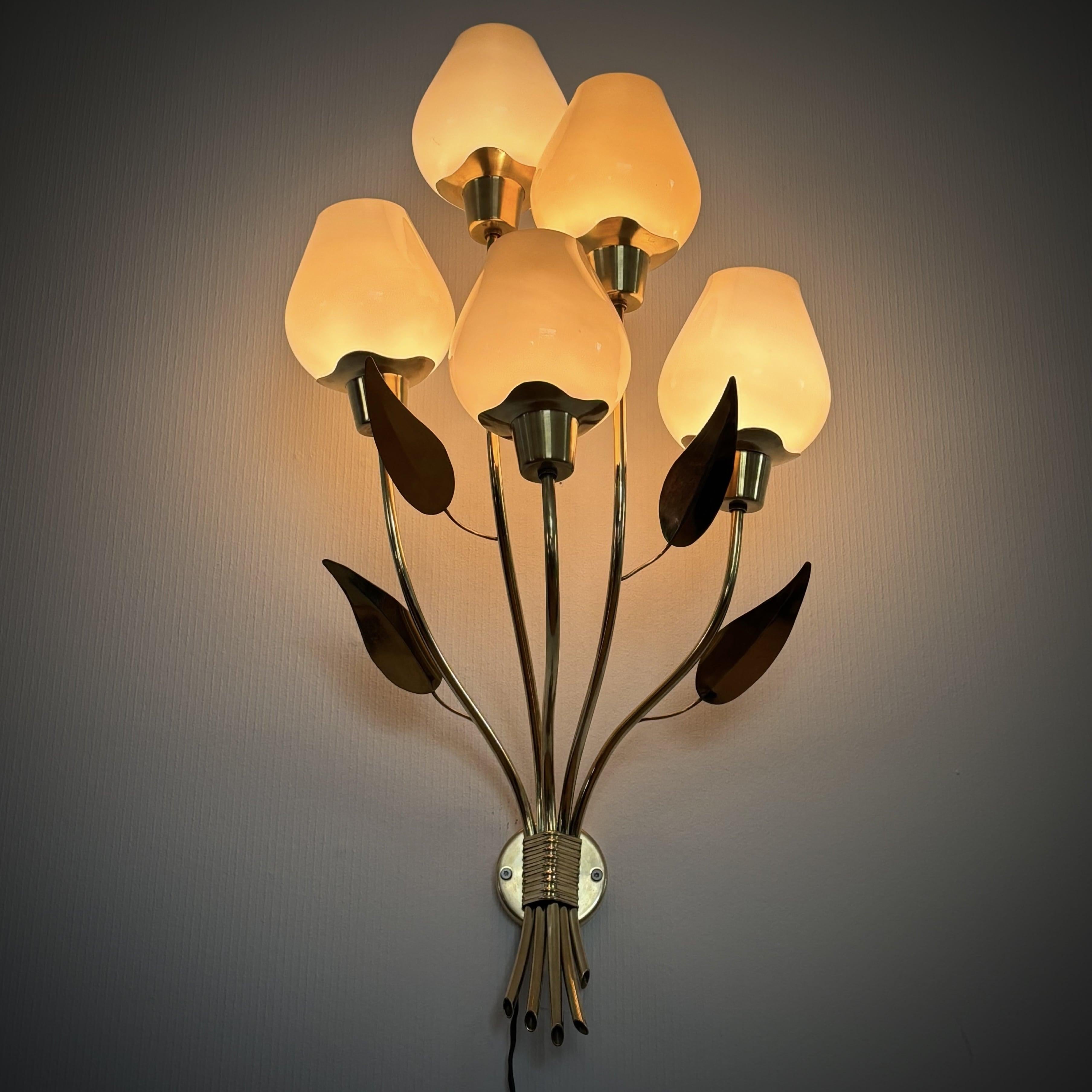 Monumentale lampada da parete floreale di metà secolo con foglie, ottone e vetro, Svezia, anni '40 In condizioni buone in vendita a Forserum, SE