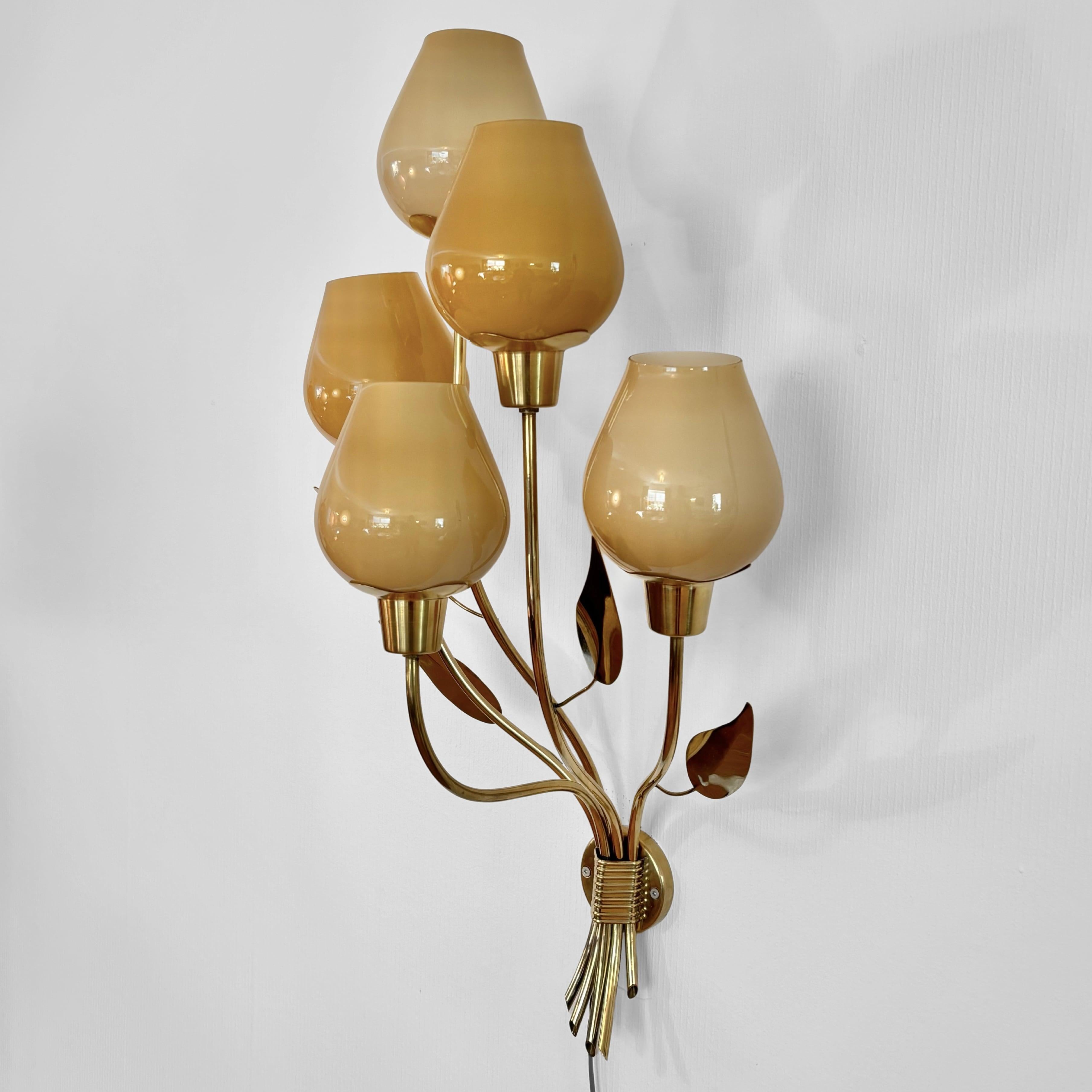 Metà XX secolo Monumentale lampada da parete floreale di metà secolo con foglie, ottone e vetro, Svezia, anni '40 in vendita