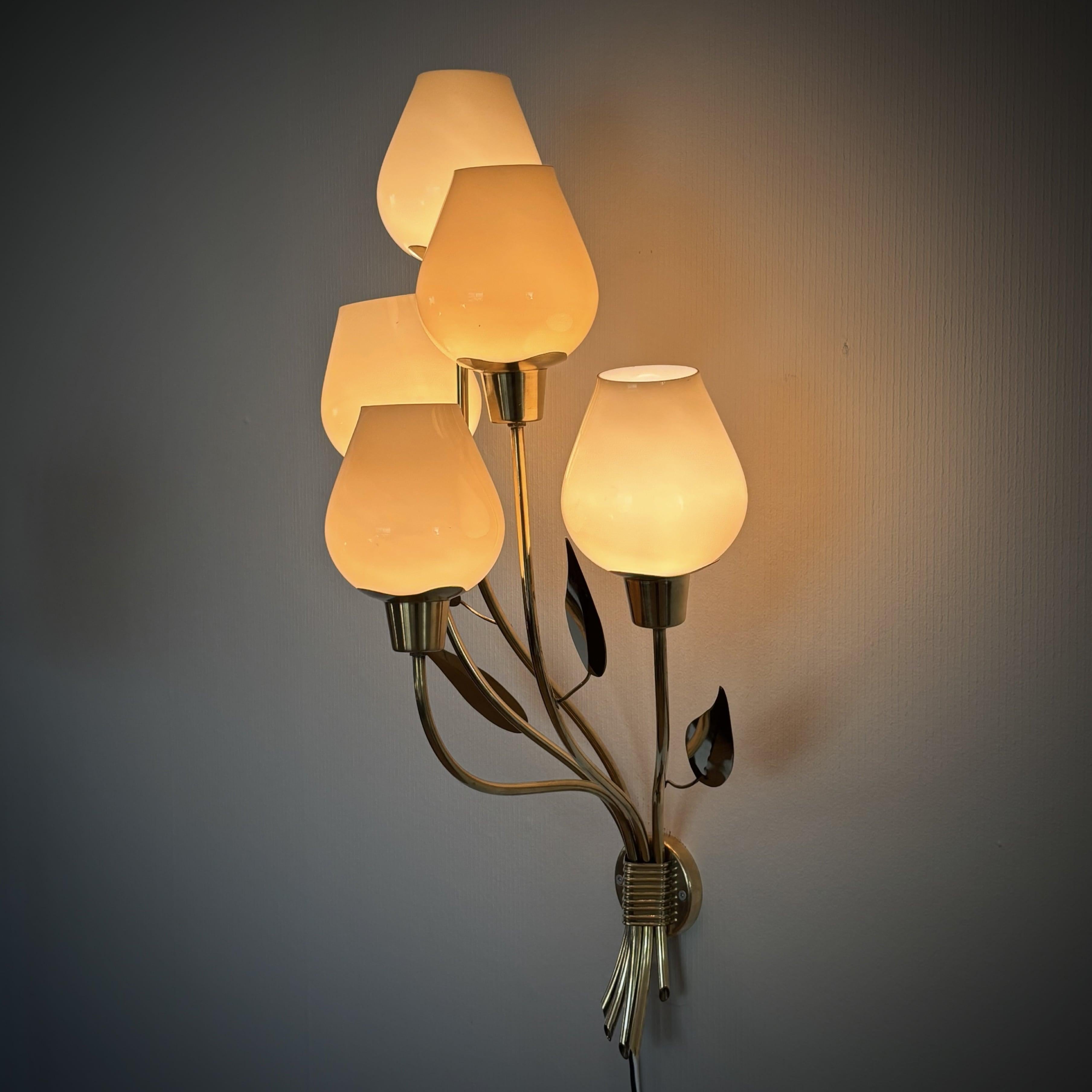 Ottone Monumentale lampada da parete floreale di metà secolo con foglie, ottone e vetro, Svezia, anni '40 in vendita