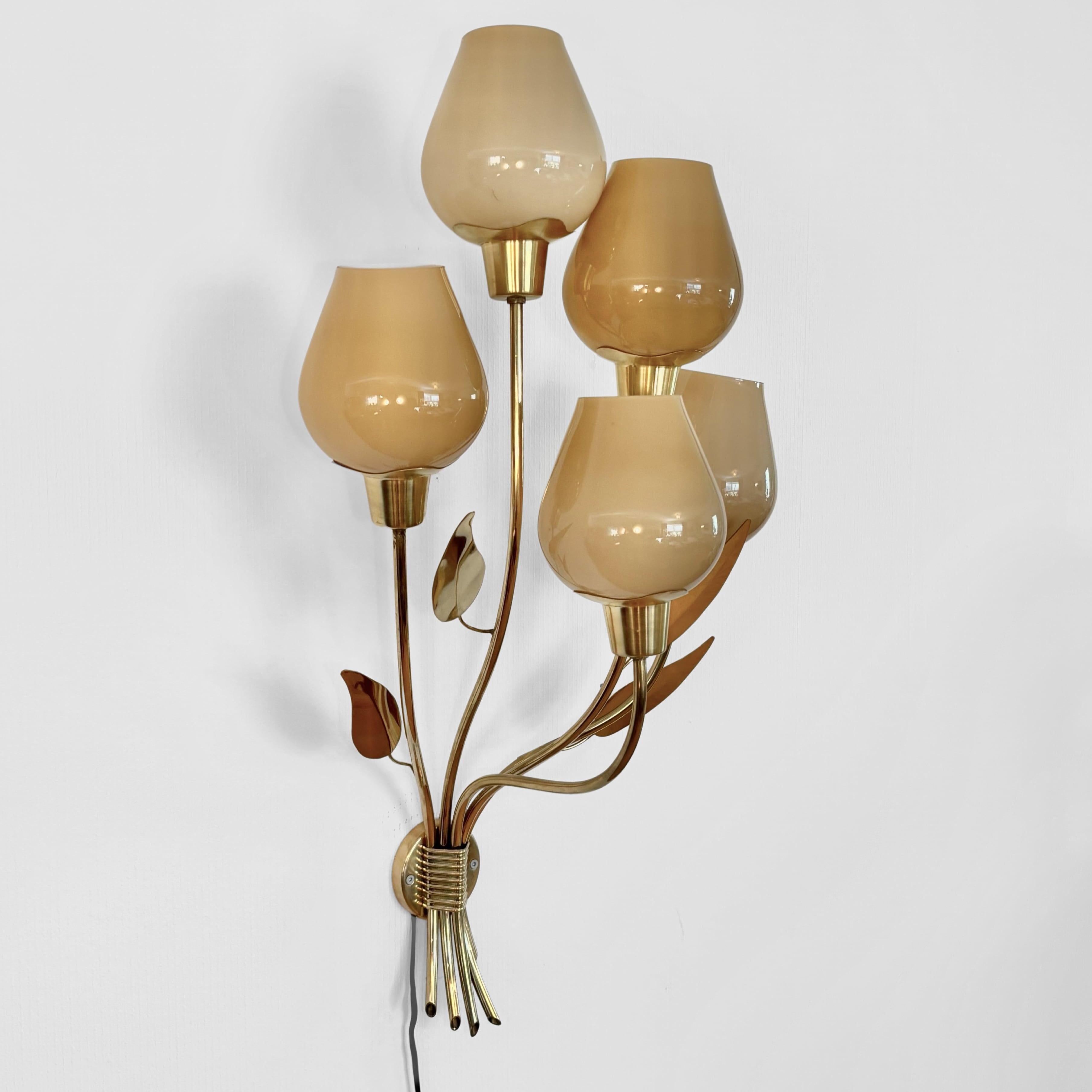 Monumentale lampada da parete floreale di metà secolo con foglie, ottone e vetro, Svezia, anni '40 in vendita 1