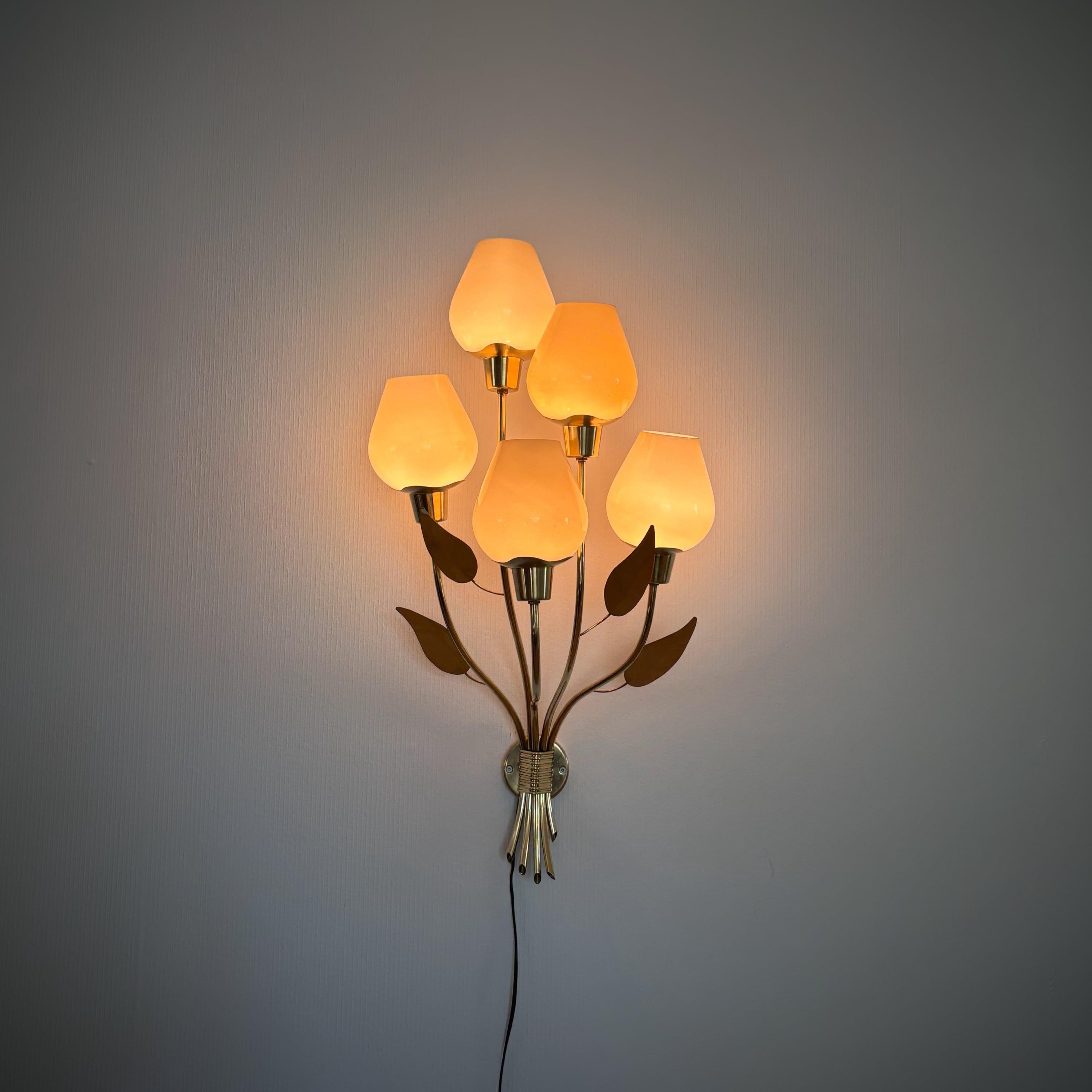 Monumentale lampada da parete floreale di metà secolo con foglie, ottone e vetro, Svezia, anni '40 in vendita 2