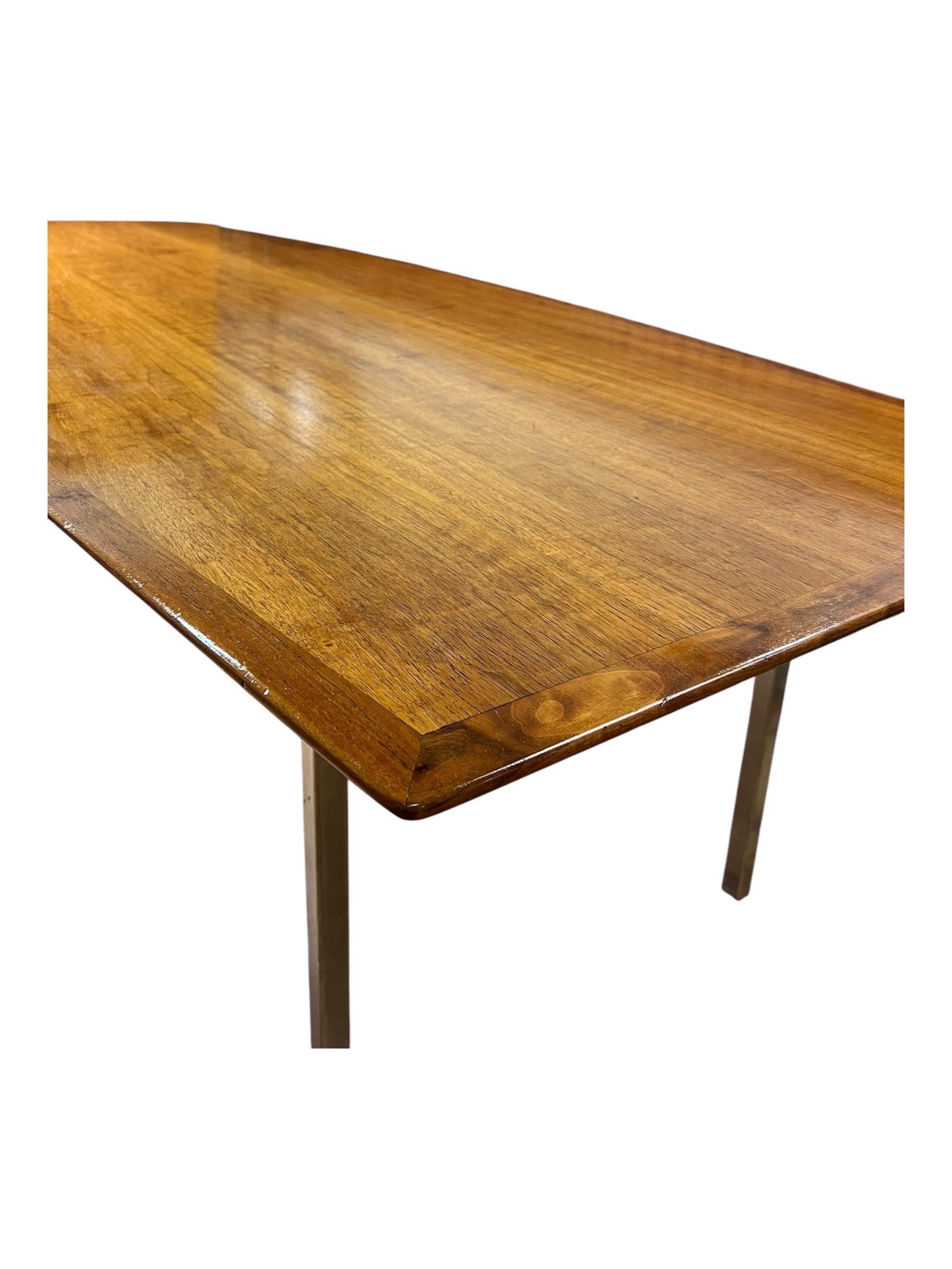 Monumentaler Florence Knoll Tisch aus Nussbaumholz in Bootsform für Knoll International im Angebot 5