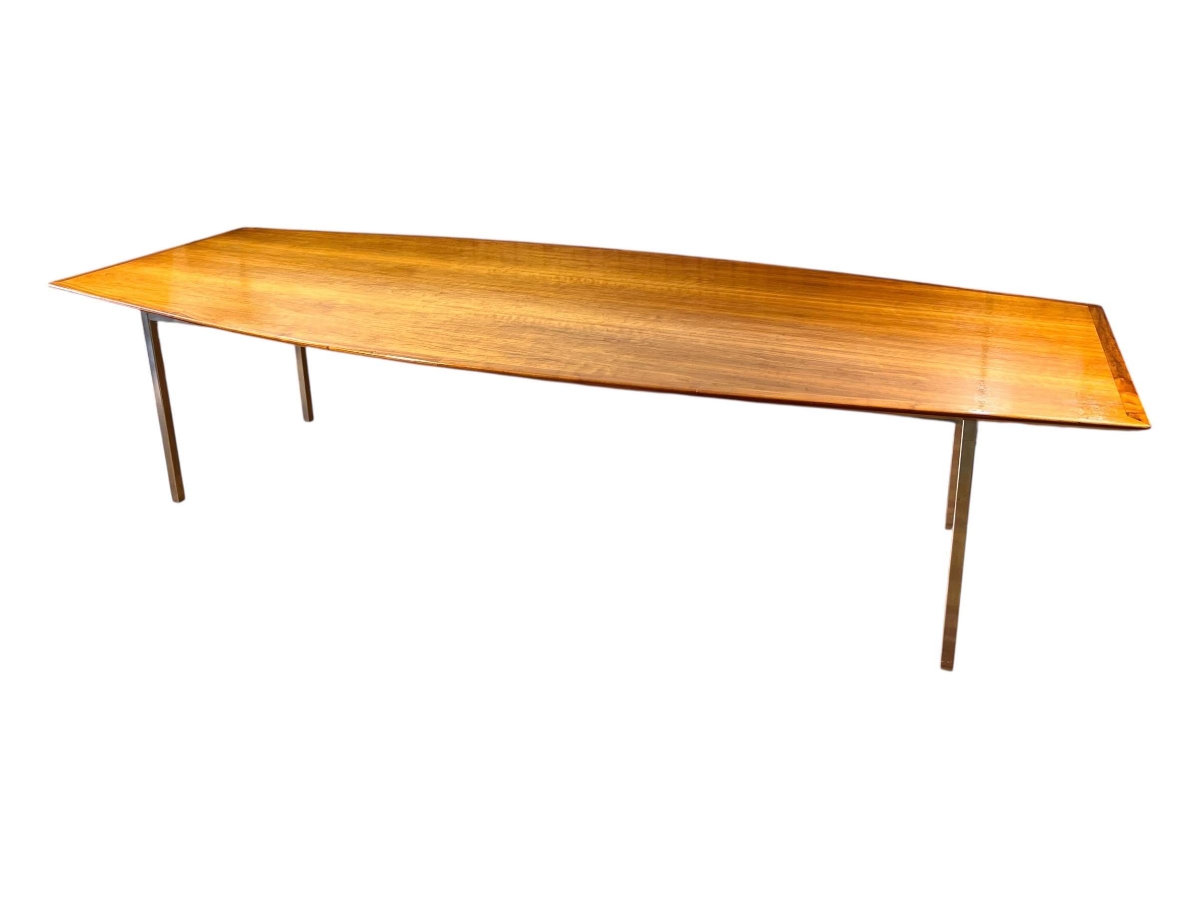 Monumentaler Florence Knoll Tisch aus Nussbaumholz in Bootsform für Knoll International (Moderne der Mitte des Jahrhunderts) im Angebot