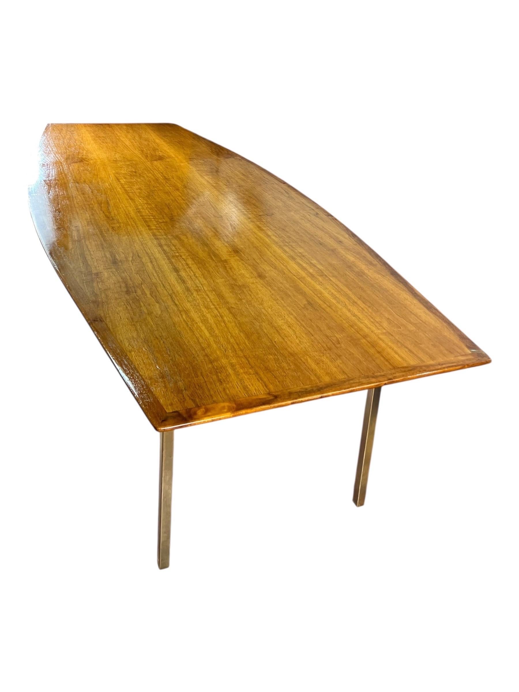 Monumentaler Florence Knoll Tisch aus Nussbaumholz in Bootsform für Knoll International (amerikanisch) im Angebot