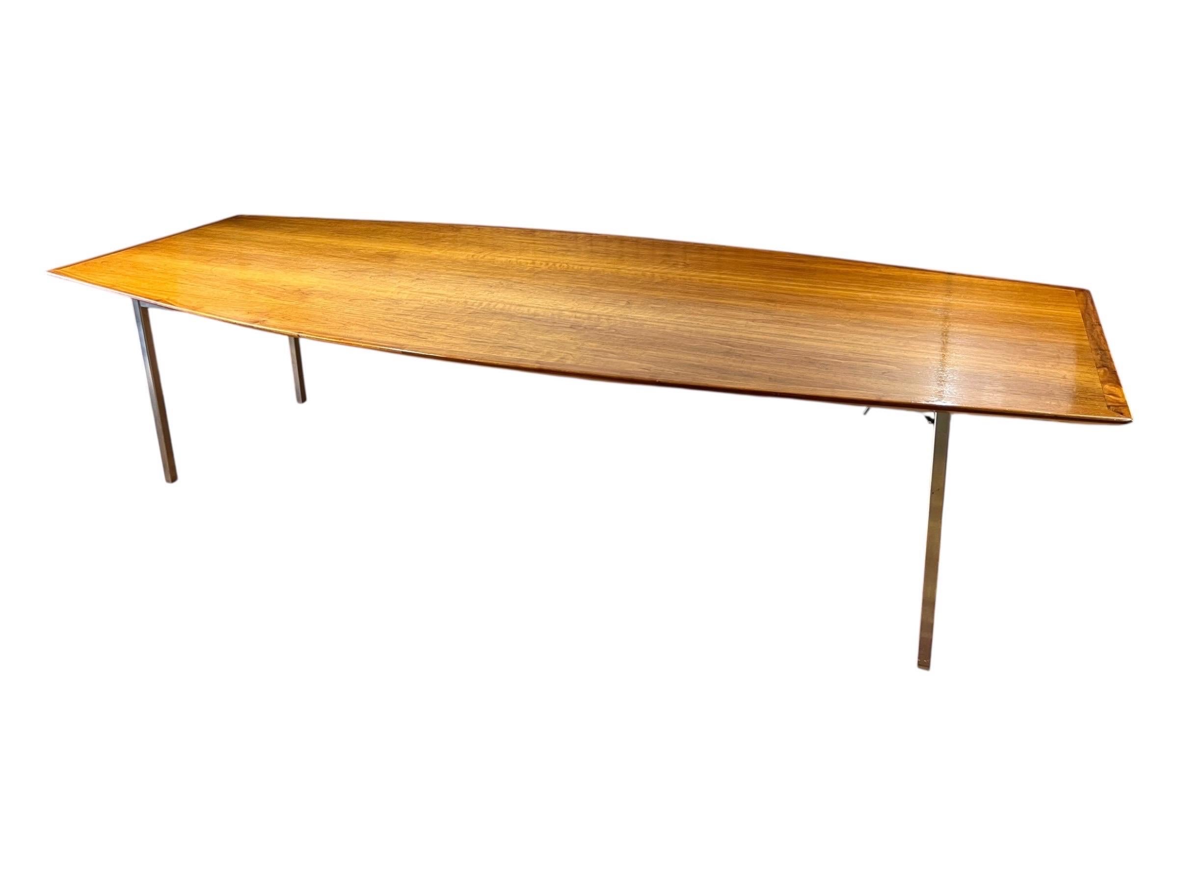 Monumentaler Florence Knoll Tisch aus Nussbaumholz in Bootsform für Knoll International im Zustand „Gut“ im Angebot in Esperance, NY