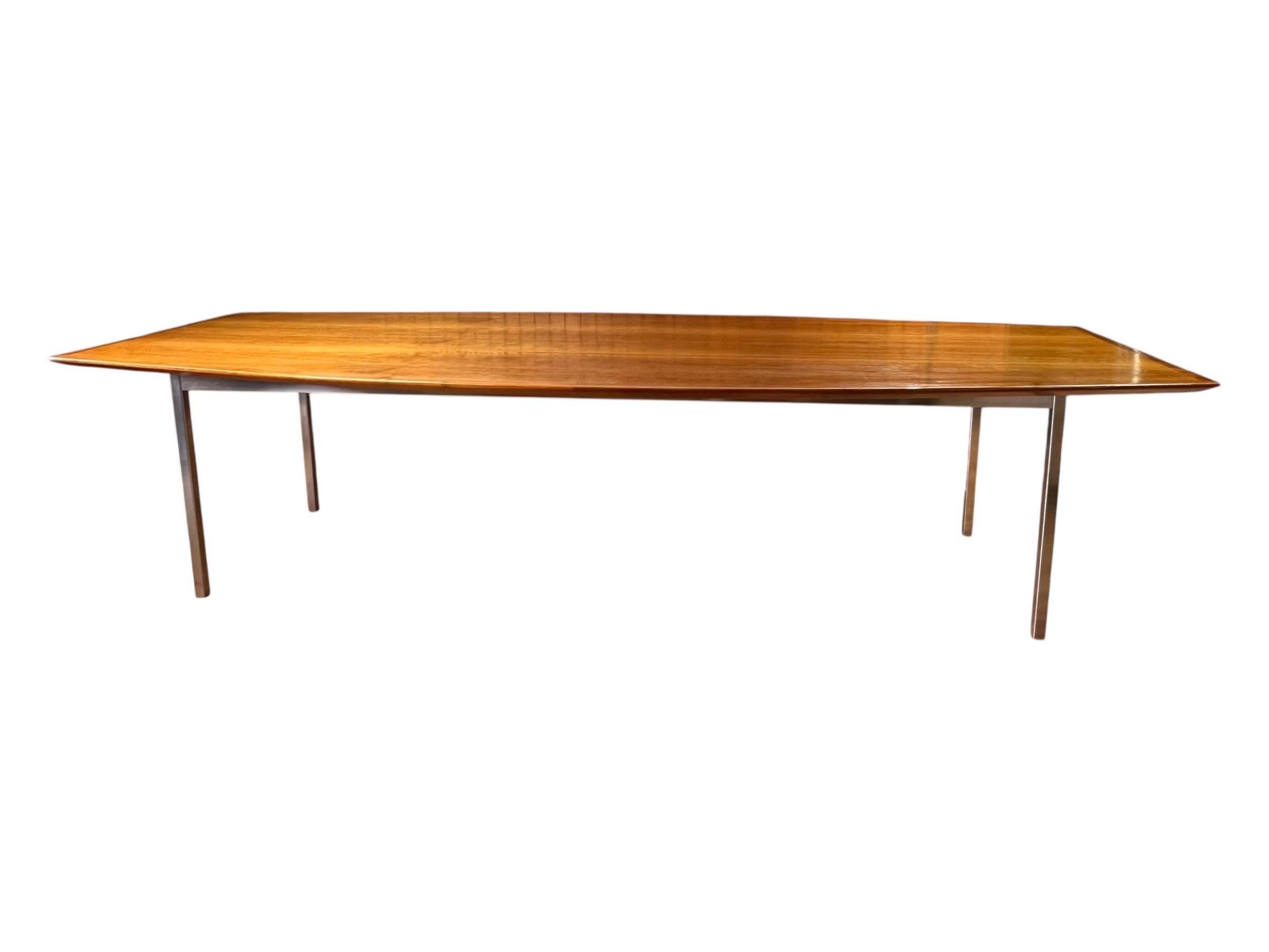 Monumentaler Florence Knoll Tisch aus Nussbaumholz in Bootsform für Knoll International (Mitte des 20. Jahrhunderts) im Angebot
