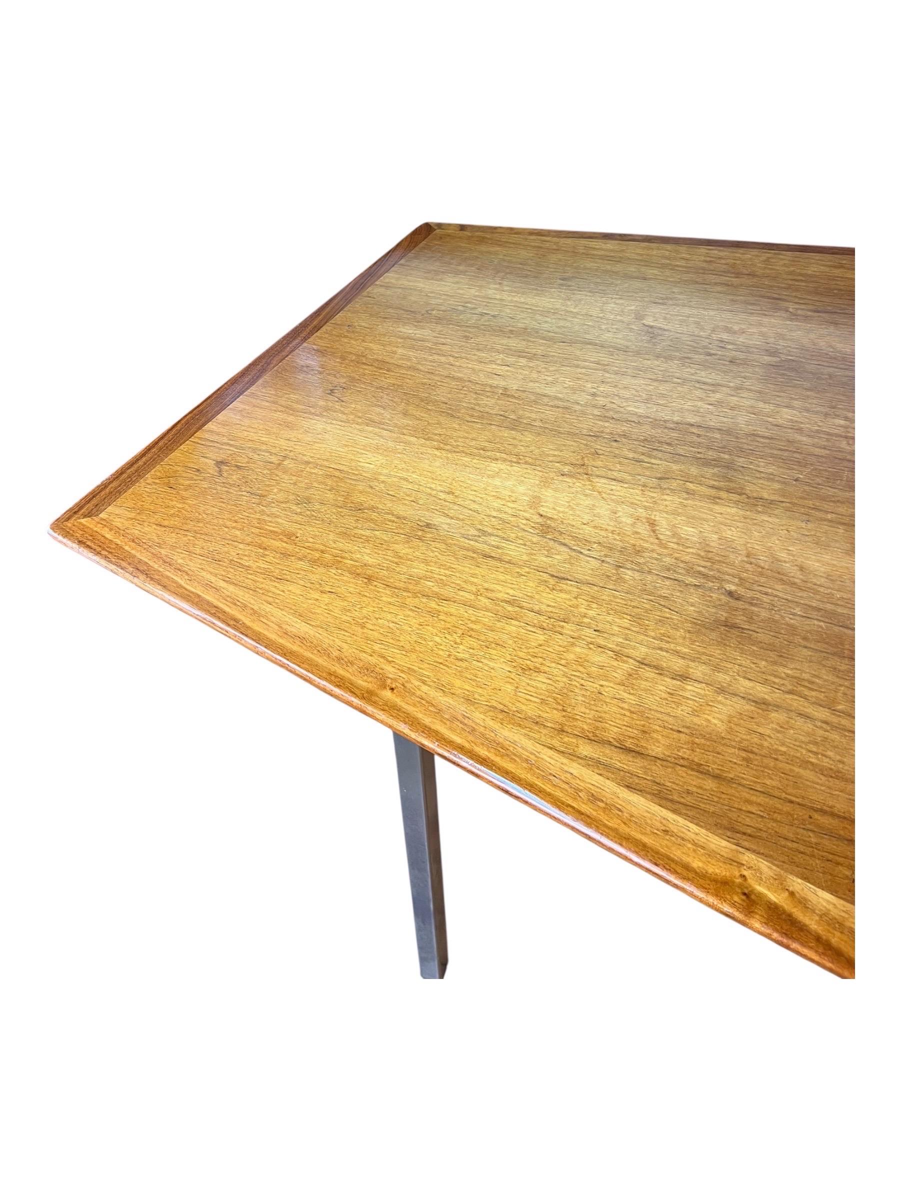 Monumentaler Florence Knoll Tisch aus Nussbaumholz in Bootsform für Knoll International im Angebot 1