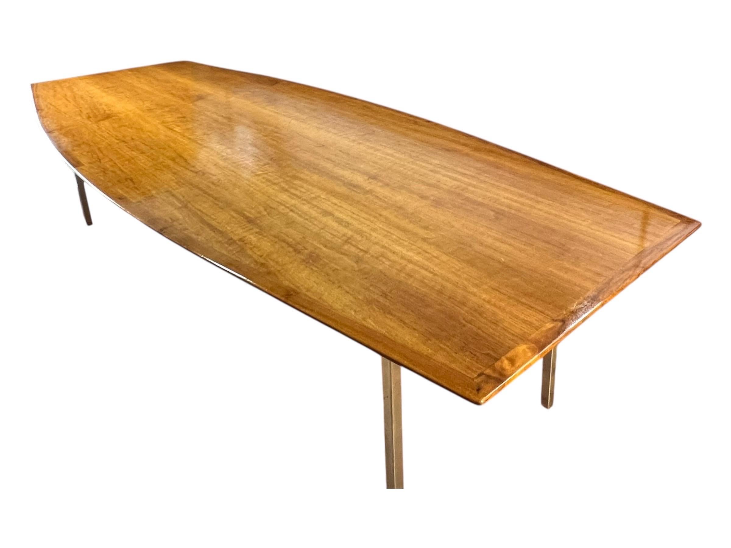Monumentaler Florence Knoll Tisch aus Nussbaumholz in Bootsform für Knoll International im Angebot 2
