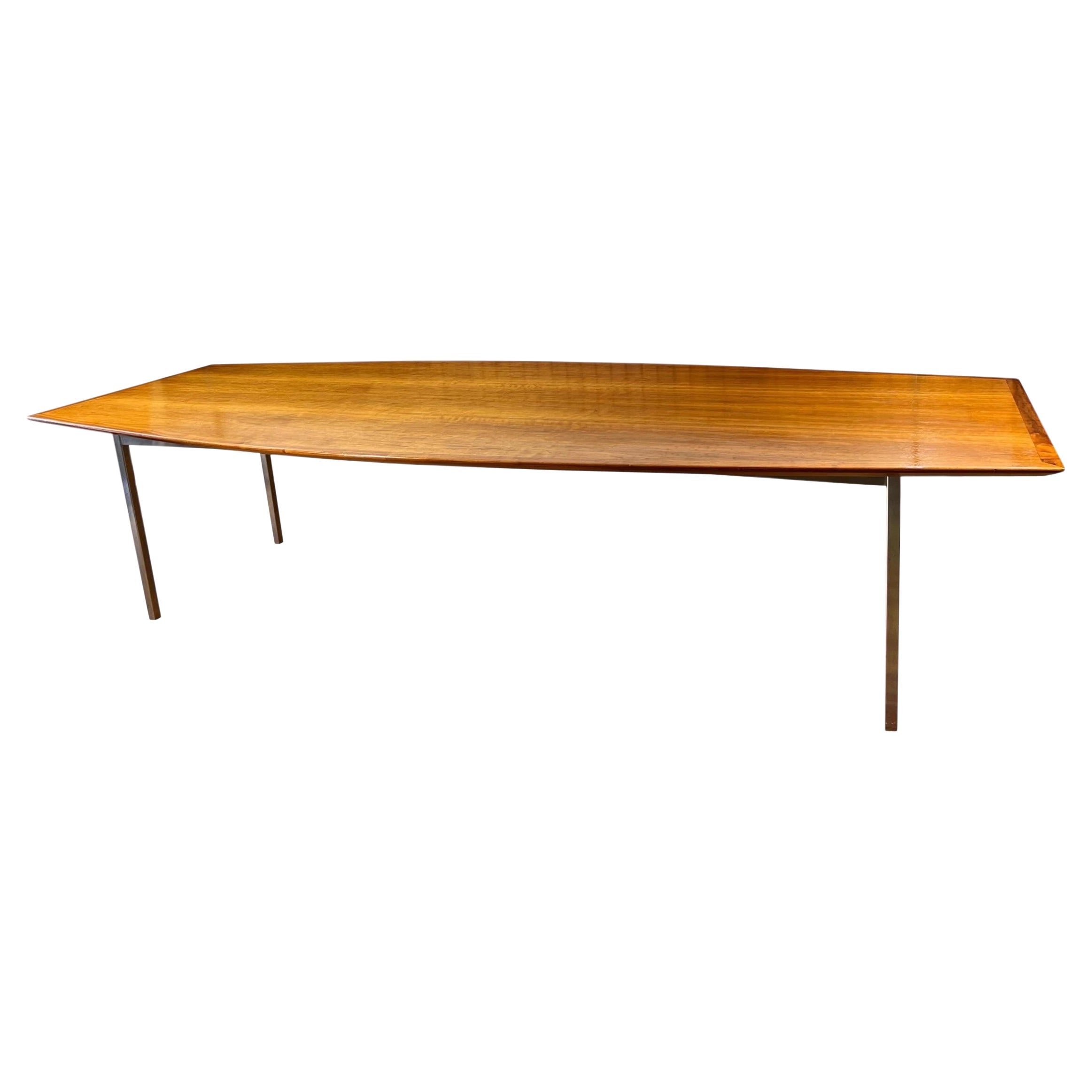Monumentaler Florence Knoll Tisch aus Nussbaumholz in Bootsform für Knoll International im Angebot