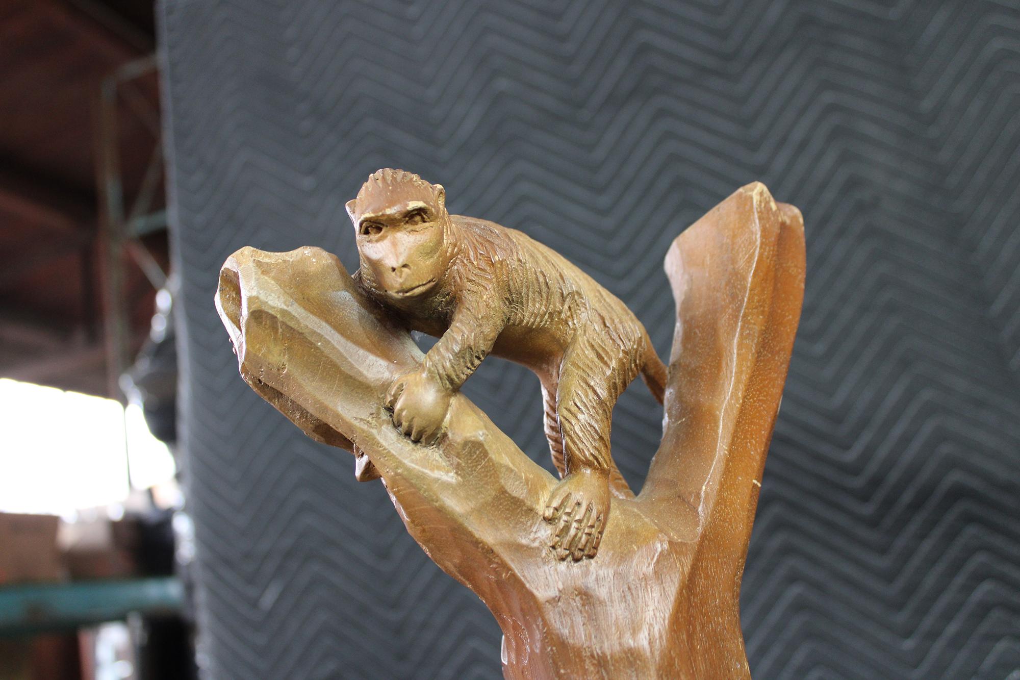 Scultura uomo intagliata a mano con flauto e animale totemico in vendita 5