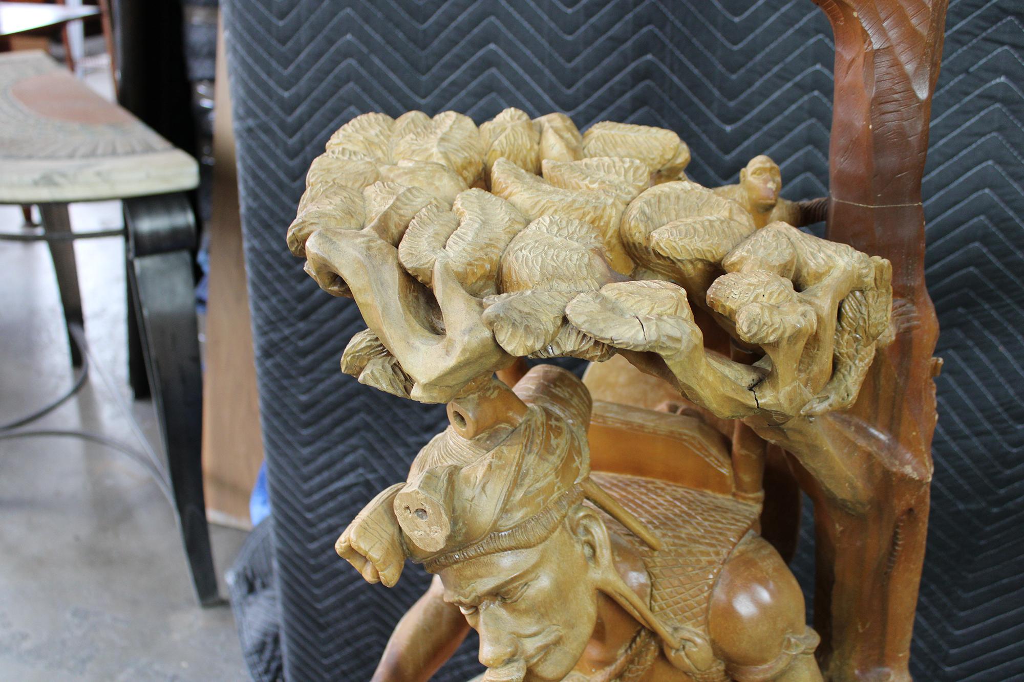 Scultura uomo intagliata a mano con flauto e animale totemico in vendita 7