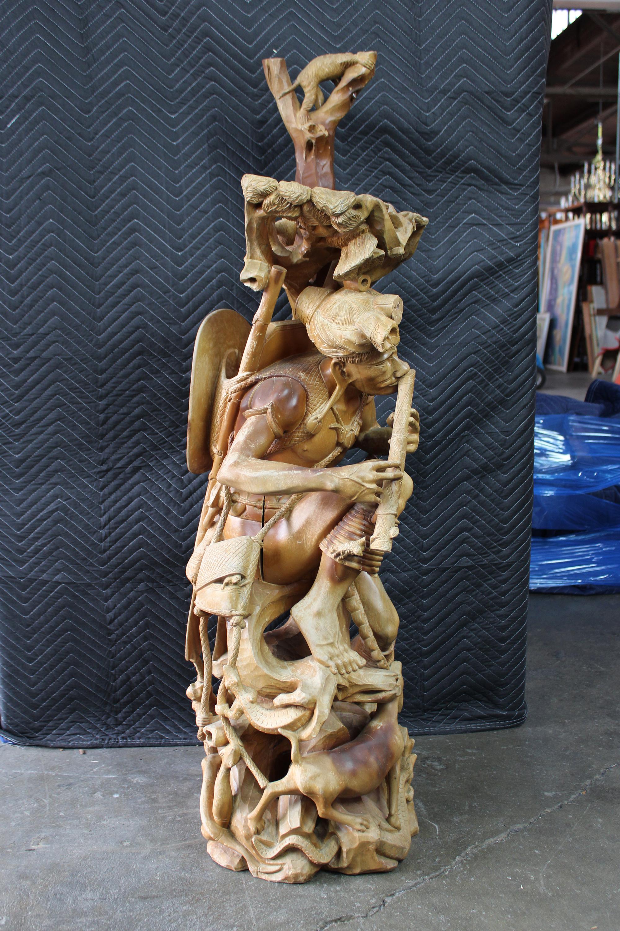 Monumental Folk Art Carved TOTEM Statue Sculpture Homme Flûte Animaux Bon état - En vente à Dayton, OH